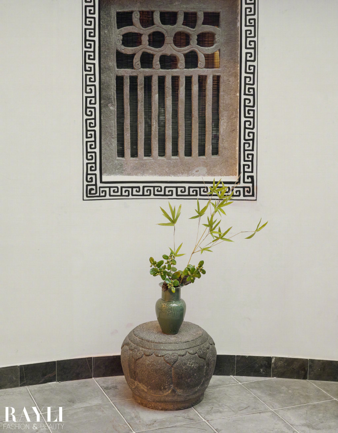 Pre - นิตยสาร 瑞丽服饰美容 Ruili/ Rayli จิ่งเถียน jingtian 2024