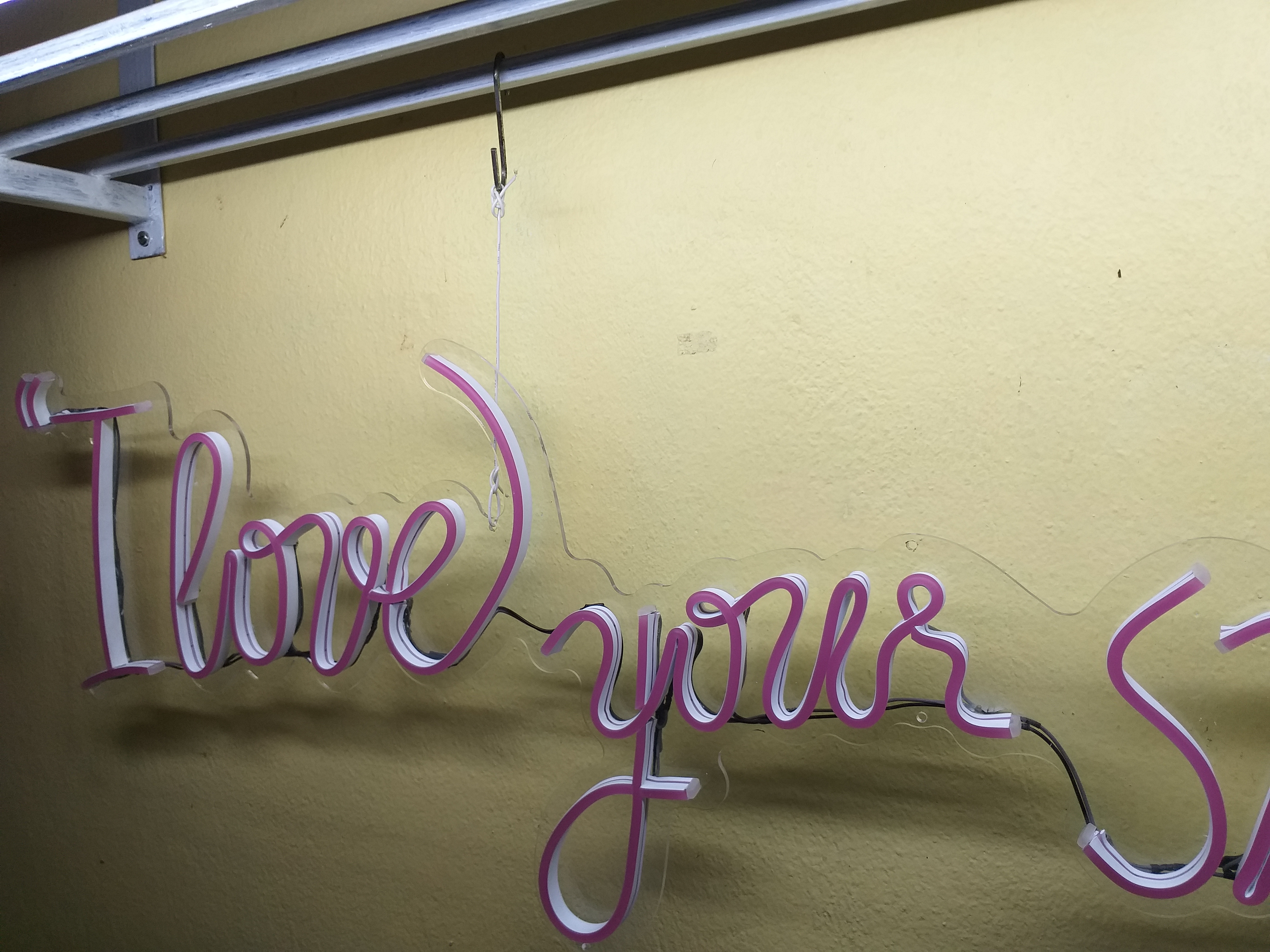 ไฟนีออนเฟรคสีชมพู "I love your smile"