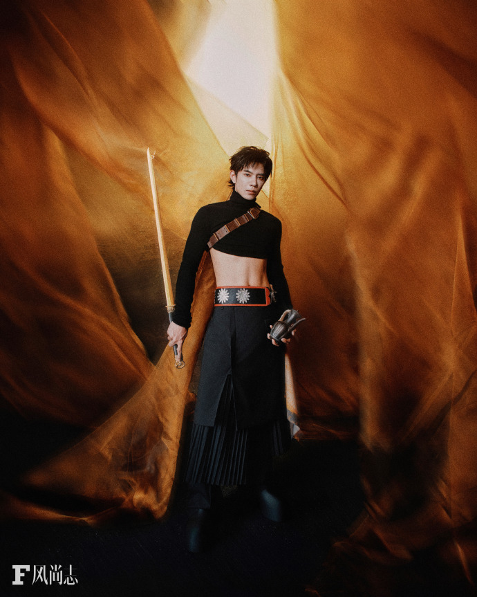 Pre - นิตยสาร F风尚志 เฝิงเจี้ยนอวี่ 冯建宇 FengJianYu 2025 A/B/C+การ์ด+โพลารอยด์