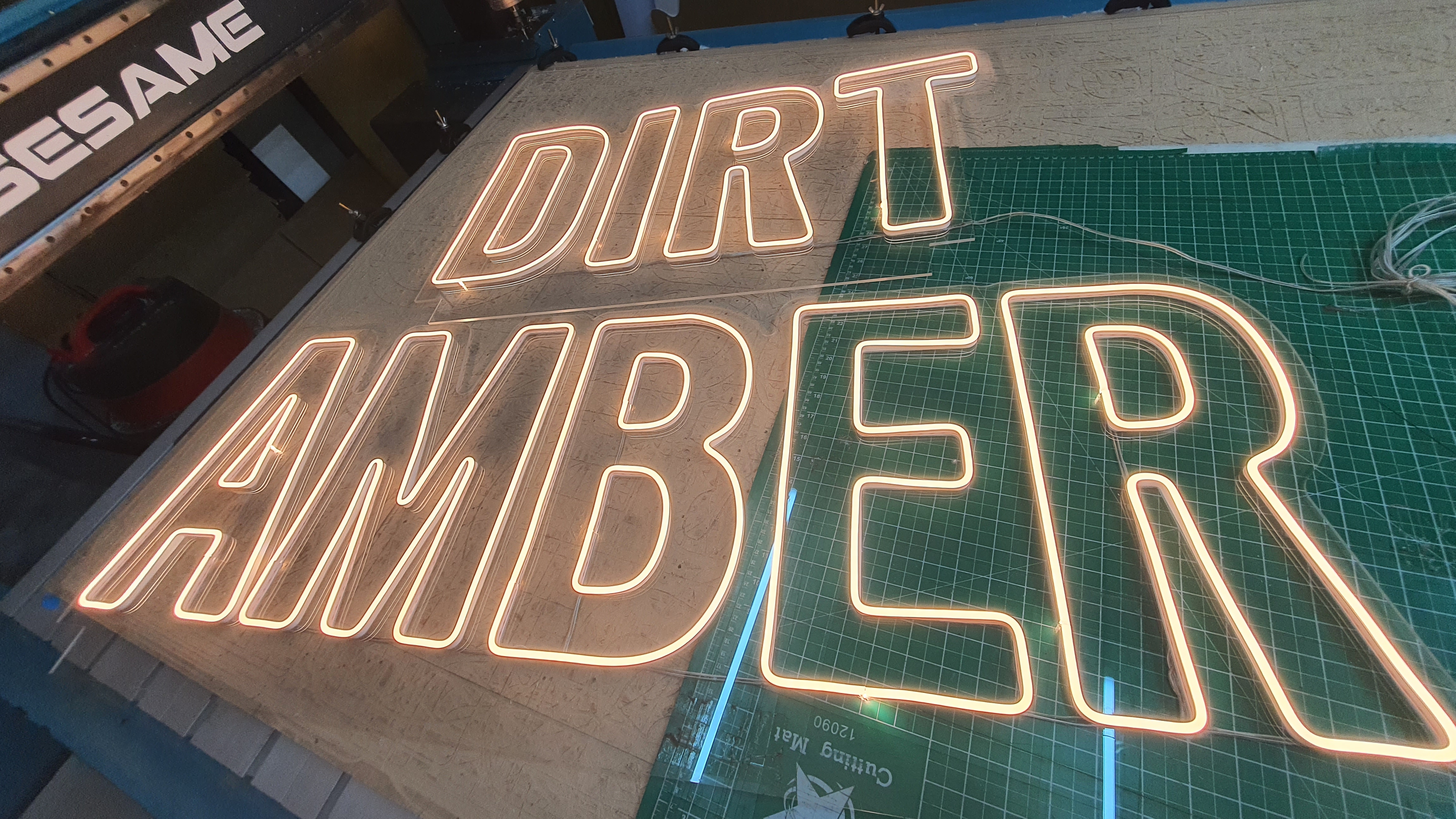 ป้ายนีออนฟรค สีวามไวท์ DIRT AMBER