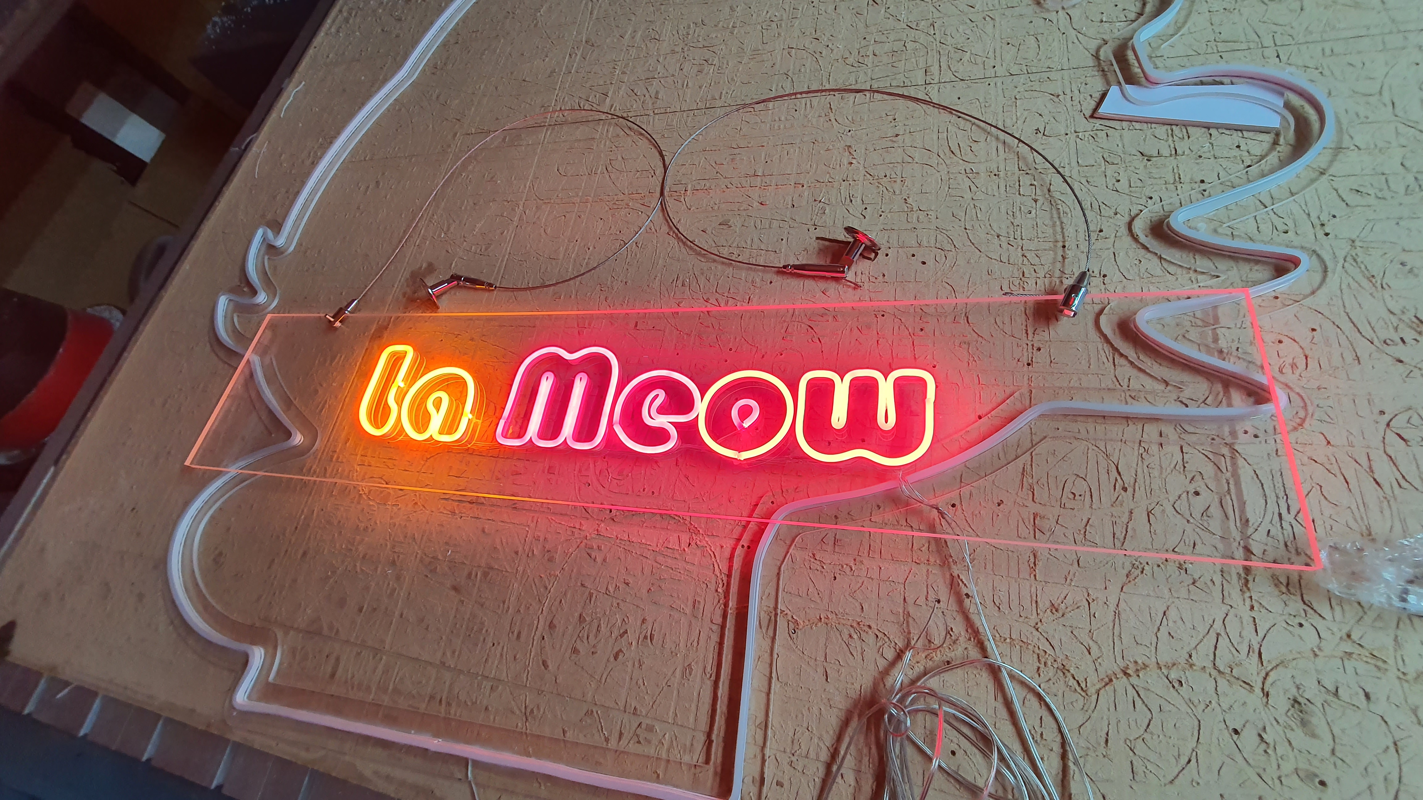 ป้ายนีออนฟรค สีแดง สีเหลืองทอง La Meow