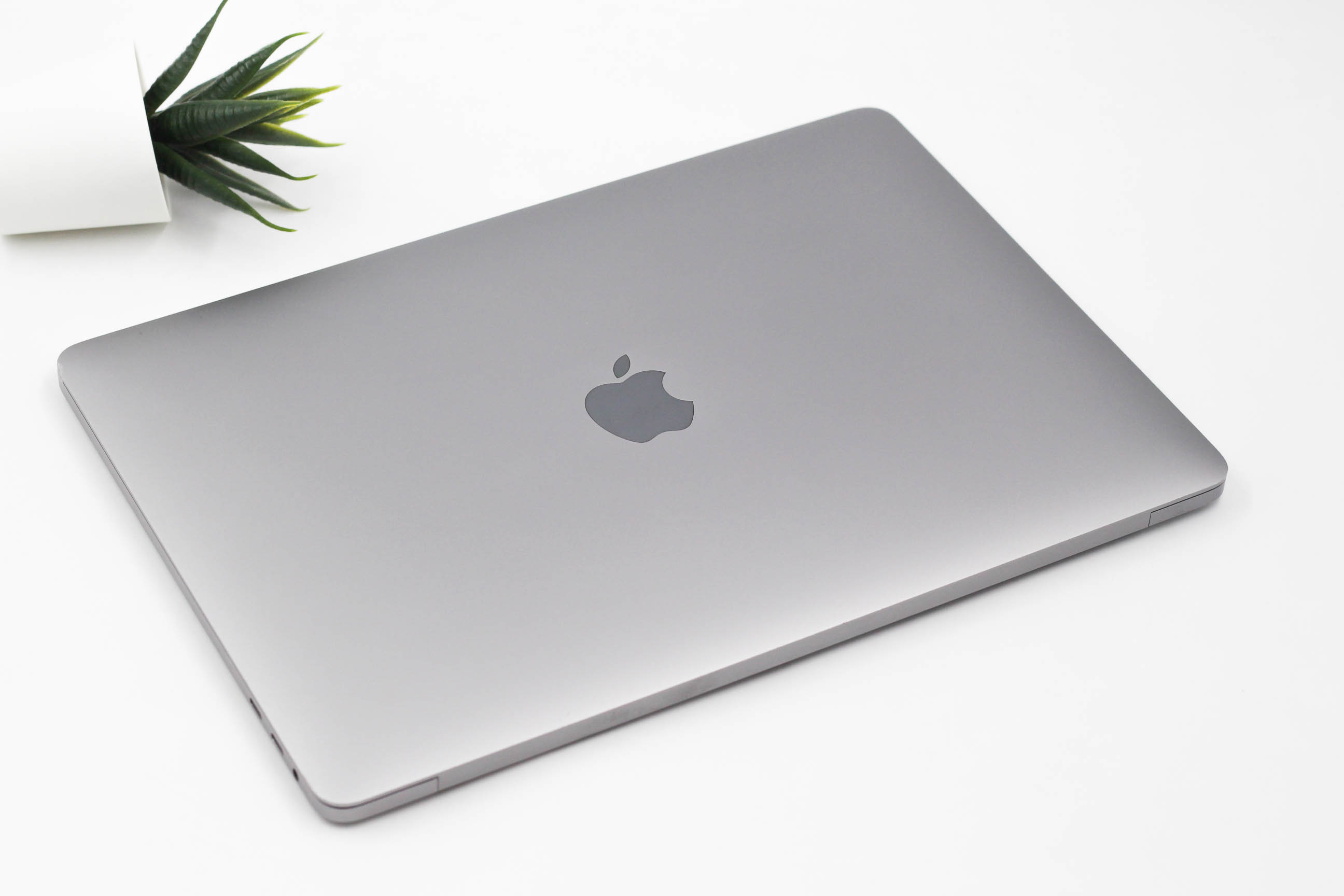 MacBook Pro (13-inch, 2017, Four Thunderbolt 3 Ports)
