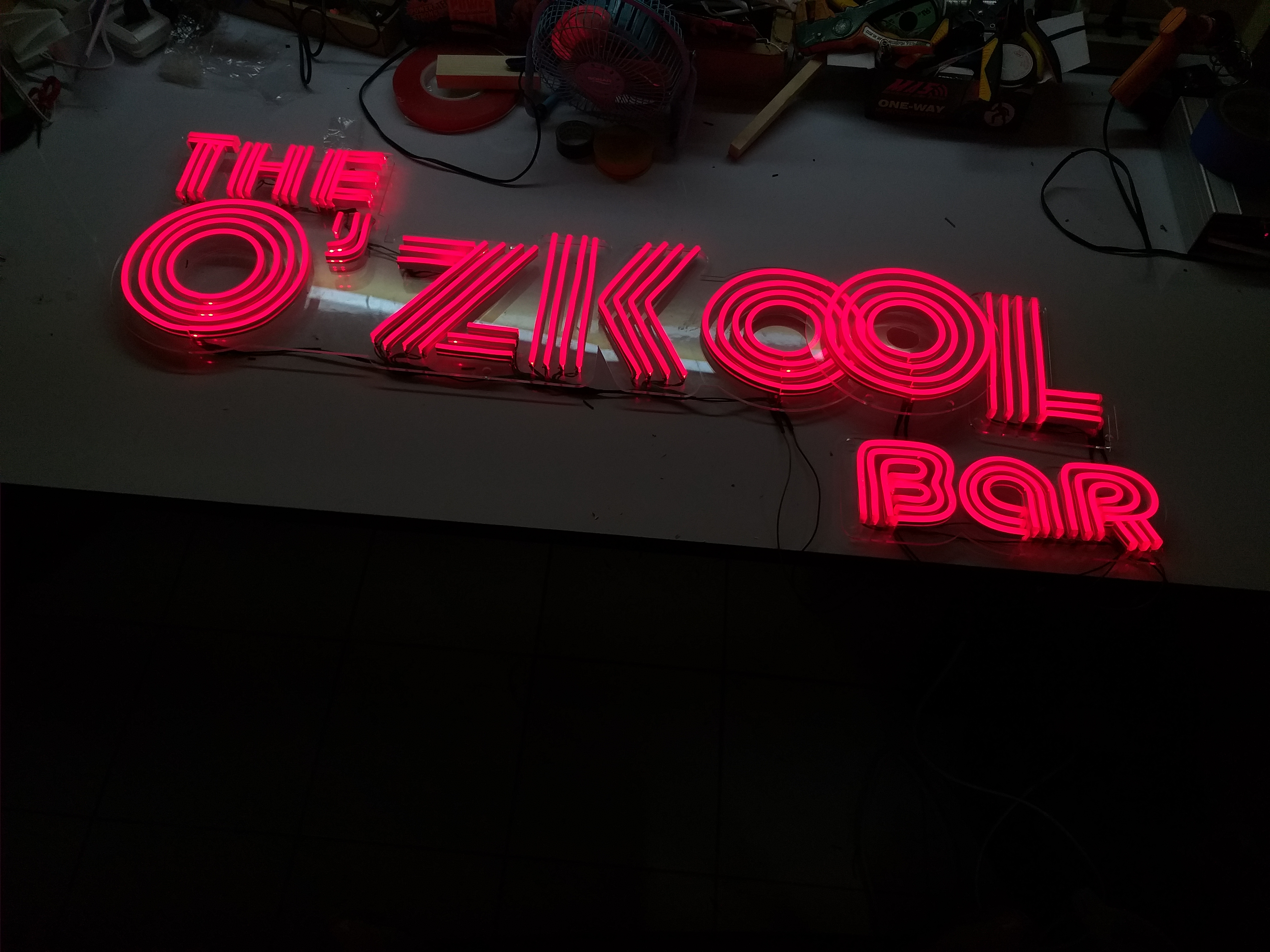 ป้ายไฟนีออนเฟรคสีแดง "THE O'ZKOOL BAR" เปลี่ยนป้ายใหม่เป็นนีออนเฟรค สวยโดดเด่นกว่าเดิม
