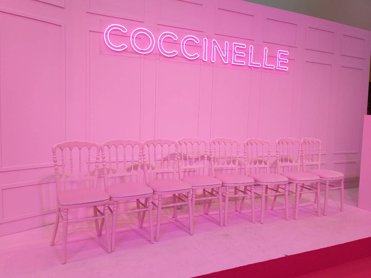 ป้ายไฟนีออนเฟรค "COCCONELLE" ในงานเปิดตัวกระเป๋าคอเลคชั่นใหม่ของแบรนด์ COCCONELLE