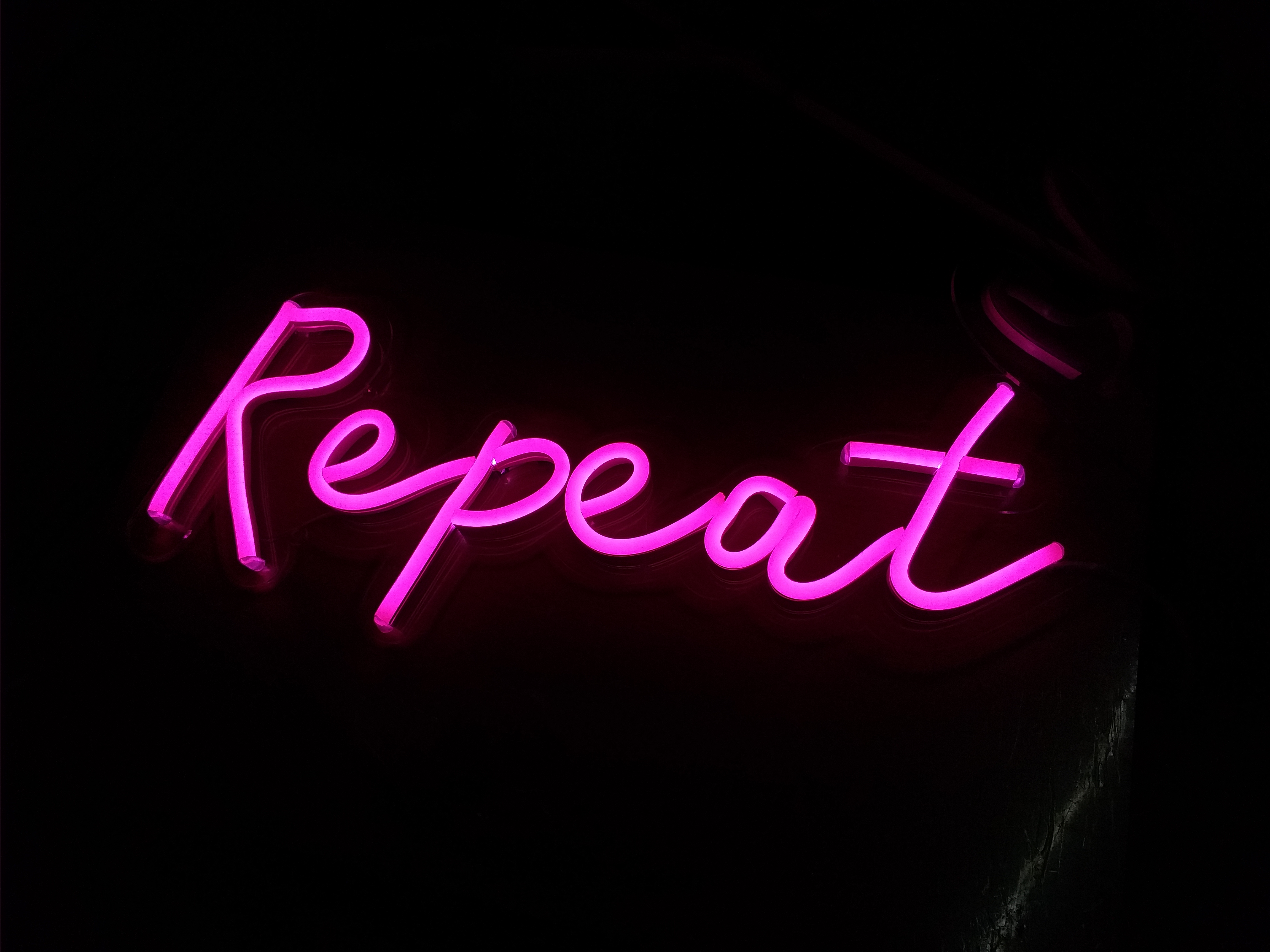 ป้ายไฟ นีออนเฟรค NeonFlex "Repeat" ไฟสีขาว ติดลงบนอะคริลิคใส รับผลิตตามรูปแบบที่ต้องการ