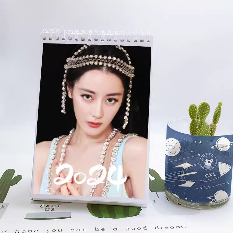 Pre - ปฏิทินตั้งโต๊ะลายตี๋ลี่เร่อปา Dilireba 2024 (ไม่ใช่สินค้าอฟช.)