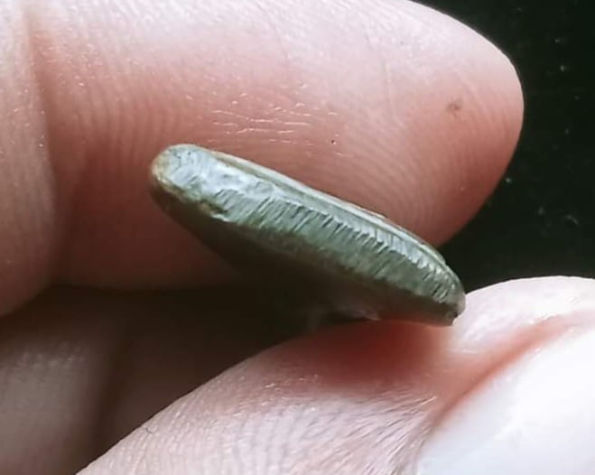 เหรียญหล่อจอบเล็ก พิมพ์แข้งติด หลวงพ่อเงิน วัดบางคลาน พิจิตร