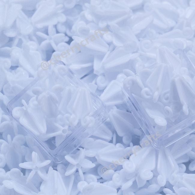 ดอกรักพลาสติกคุณภาพดีขนาด 1.5 ซ.ม. ดอกรักตราเสือ ฟรีขั้วสีเขียว ถุงละ 2,000 ดอก มีสีสดให้เลือกกว่า 10 สี+ รูดอกกว้างร้อยง่ายสวยมีน้ำหนัก ขายปลีก-ส่ง