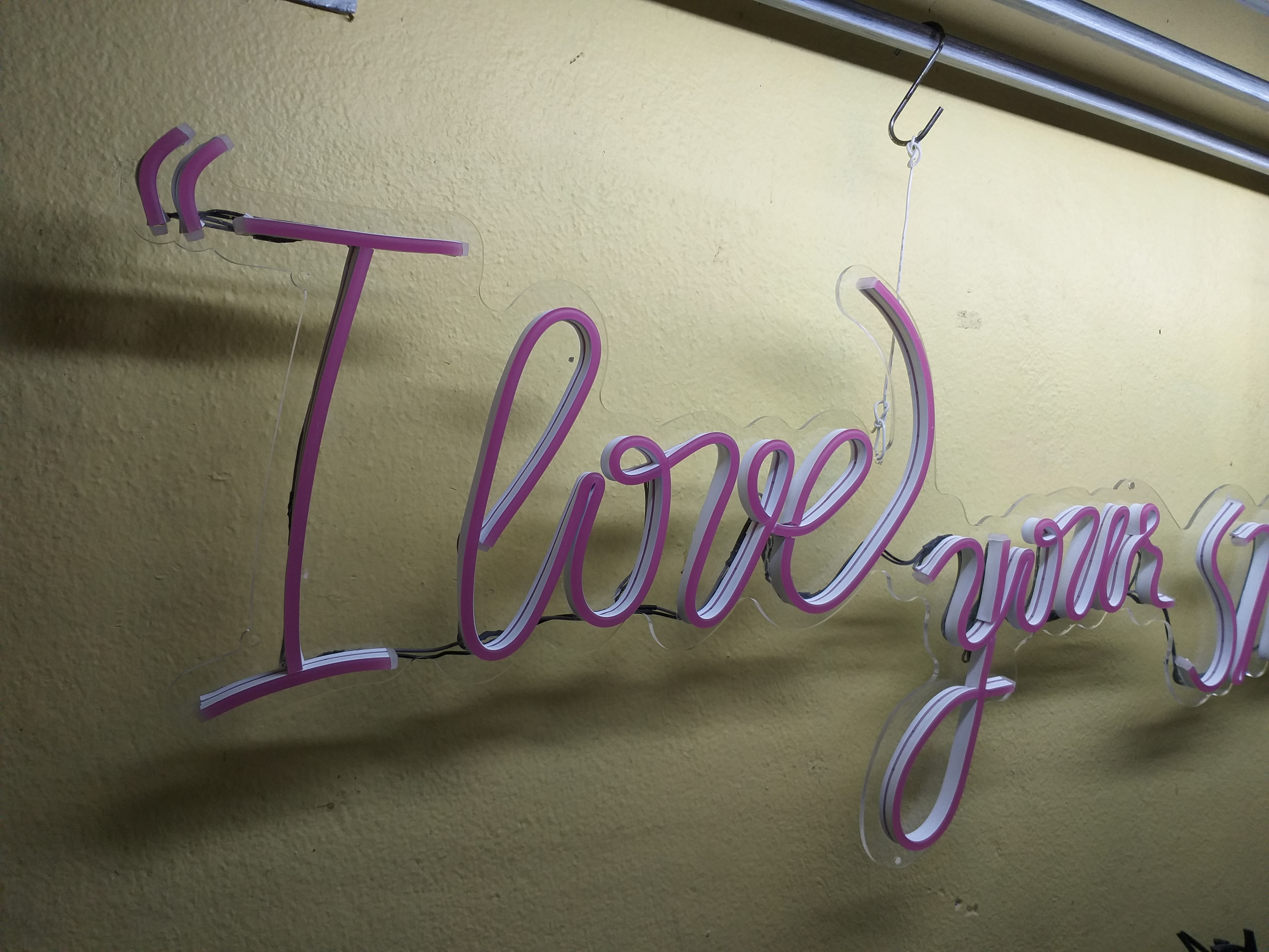 ไฟนีออนเฟรคสีชมพู "I love your smile"