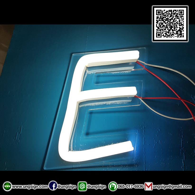 ป้ายไฟ นีออนเฟรค NeonFlex "WEAR THE ENERGY" ไฟสีขาว ติดลงบนอะคริลิคใส รับผลิตตามรูปแบบที่ต้องการ