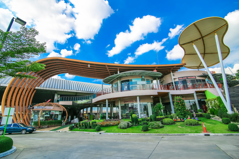 บรรยากาศโดยรอบตัวอาคาร มีทั้งร้านมากมาย สถานที่ออกกำลังกาย ถ่ายรูป หากสนใจจองห้องพักใกล้ MT arena sport & lifestyle mall ที่พักใกล้ดอนเมือง ที่พักใกล้ลำลูกกา