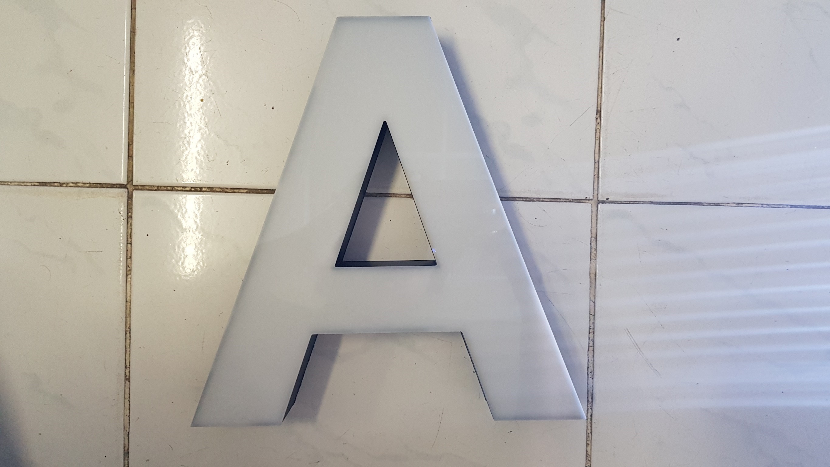 ตัวอักษรไร้คิ้ว ขอบ 3D "GABBA"