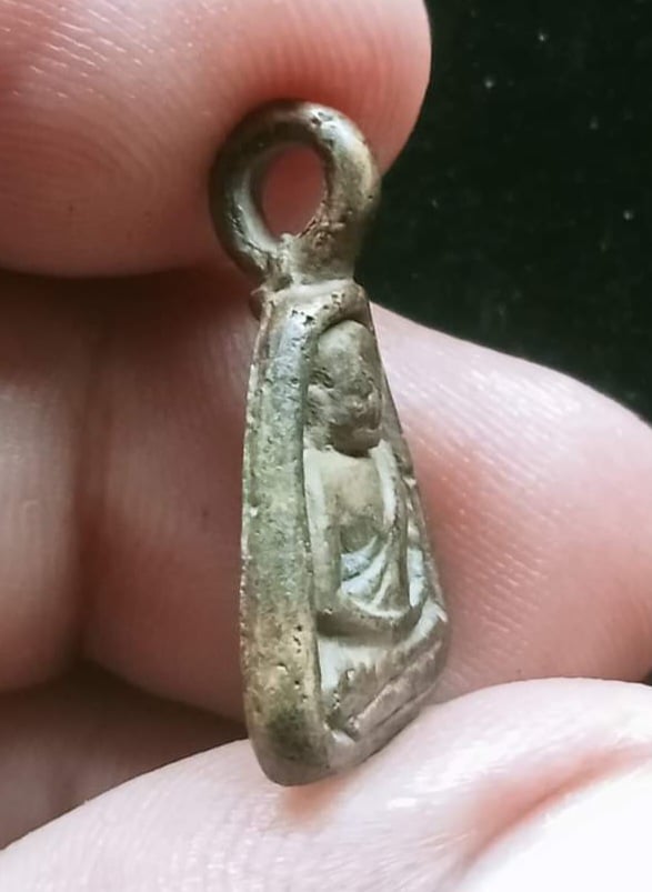 เหรียญหล่อจอบเล็ก พิมพ์แข้งติด หลวงพ่อเงิน วัดบางคลาน พิจิตร