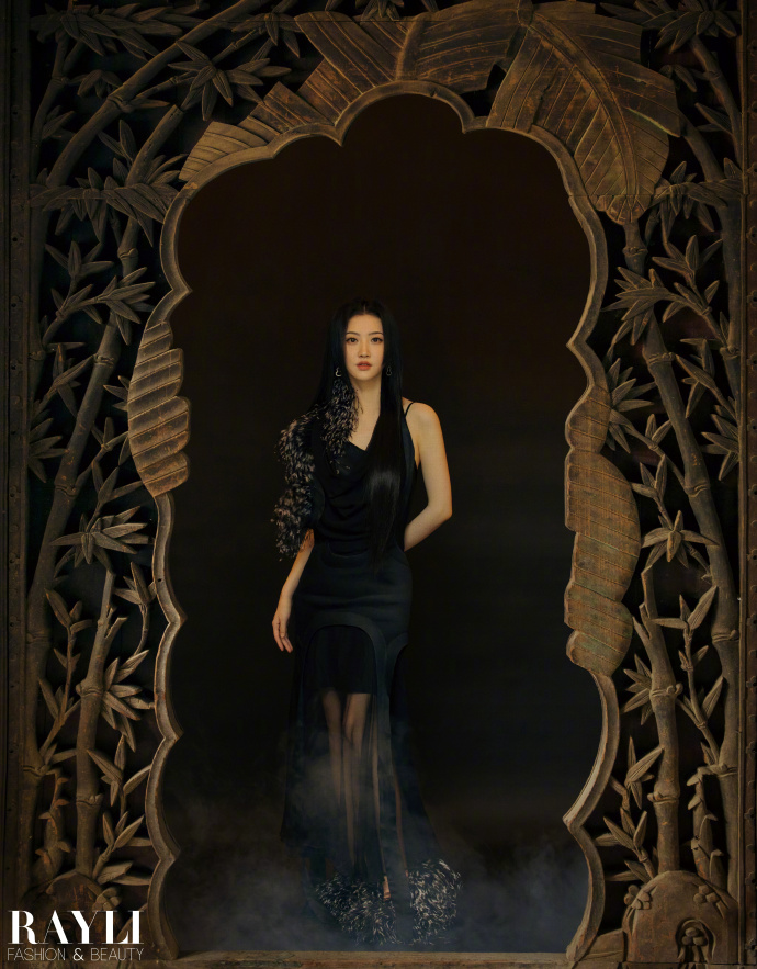 Pre - นิตยสาร 瑞丽服饰美容 Ruili/ Rayli จิ่งเถียน jingtian 2024