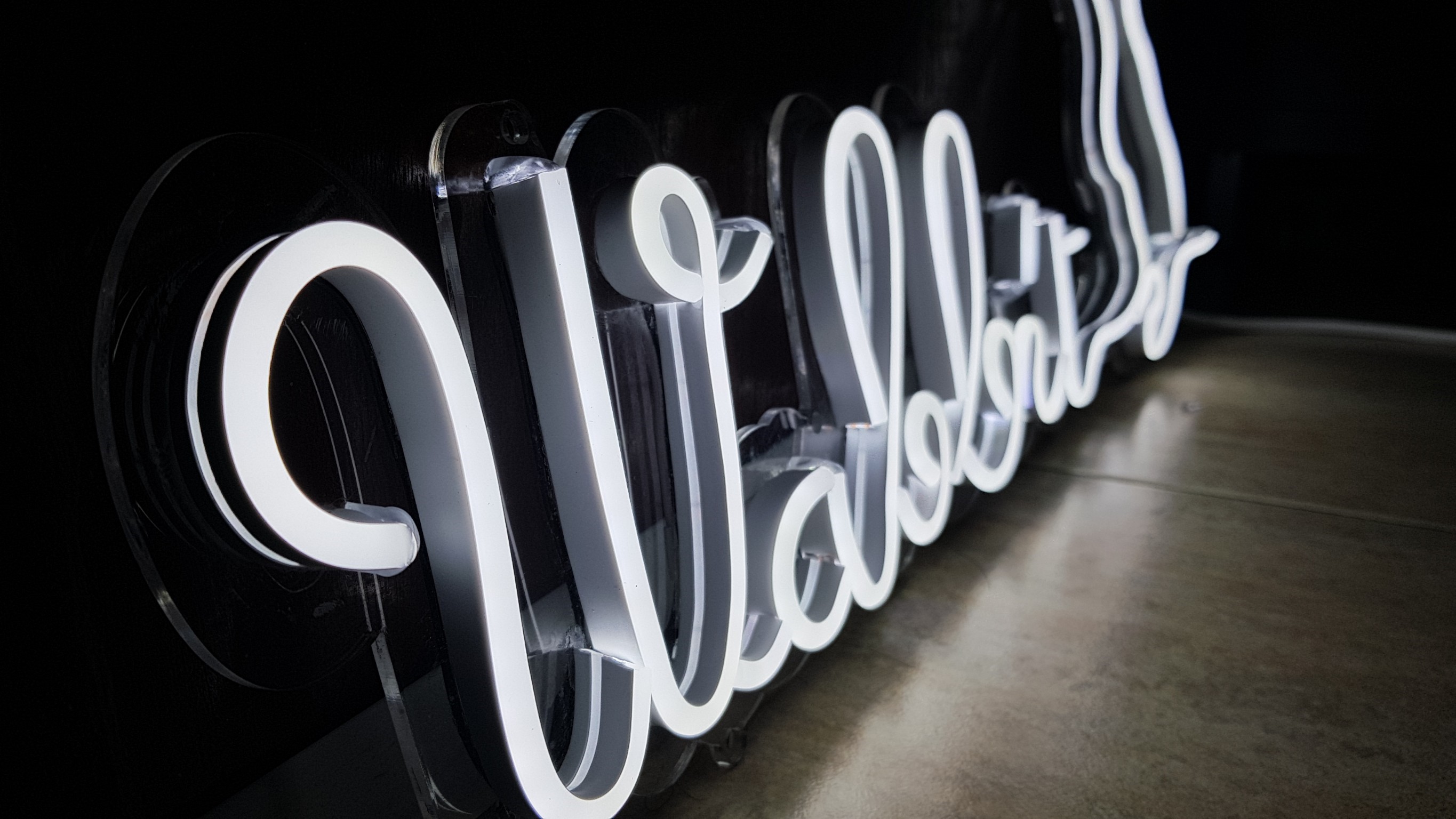 ป้ายไฟนีออนเฟรคตกแต่งร้านกาแฟ "Wabbit" สีขาวน่ารักโดนใจ เหมาะสำหรับเป็นป้ายตกแต่งร้านกาแฟ โดดเด่น เป็นเอกลักษณ์