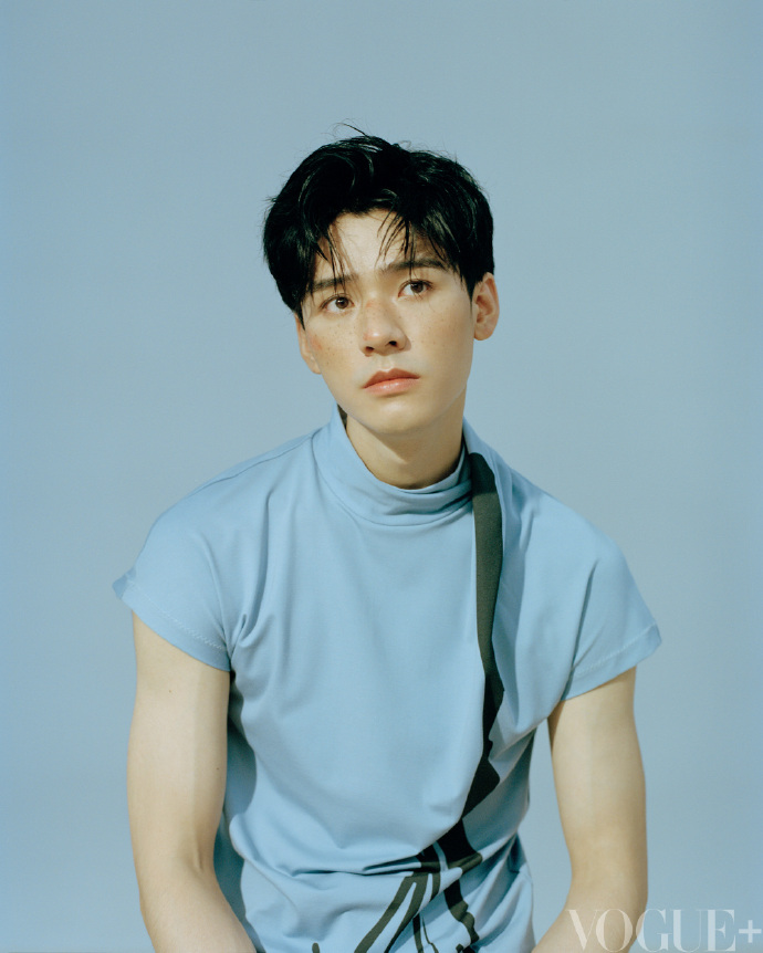 Pre - นิตยสาร VOGUE+ กงจวิ้น SimonGong 2023+โปสการ์ด*4