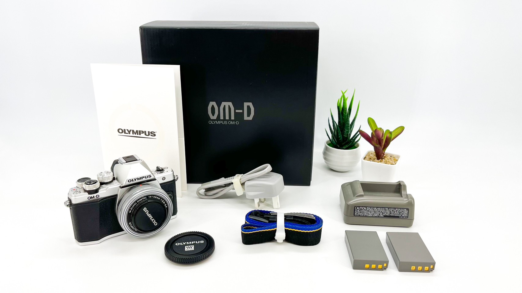 Olympus E-M10 Mark II + Lens 14-42 mm.