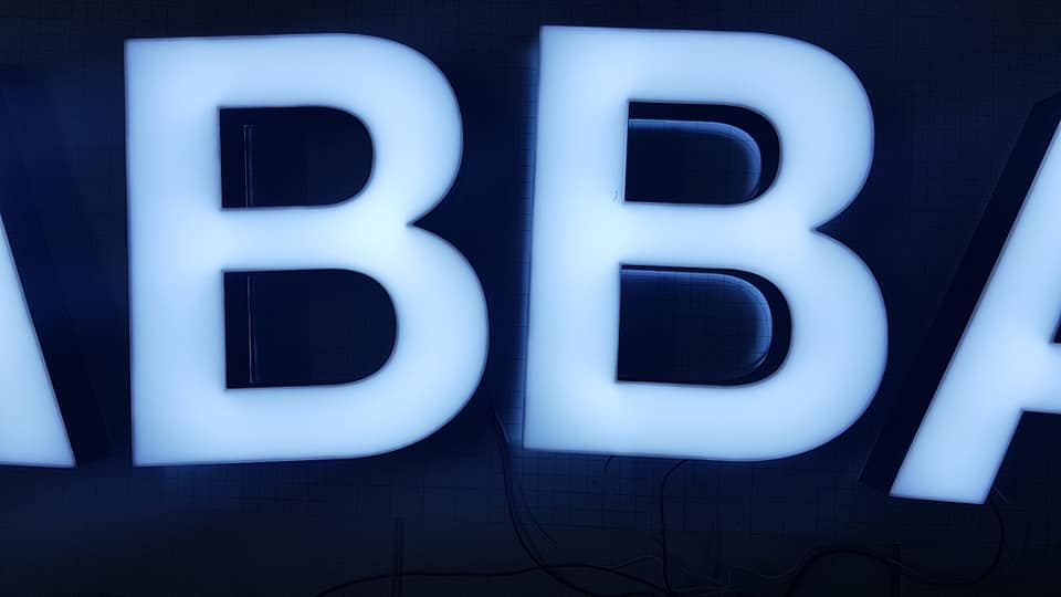 ตัวอักษรไร้คิ้ว ขอบ 3D "GABBA"