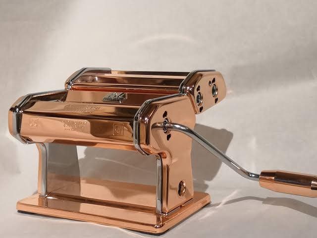 Marcato Atlas 150 (Made in Italy) เครื่องรีดแป้งและตัดเส้นบะหมี่,พาสต้า รุ่นสี เปลี่ยนหัวตัดเส้นได้ สีทองแดง พร้อมรับประกันจากโรงงานผู้ผลิต 2 ปี หากใช้ในครัวเรือน หากใช้ในเชิงพาณิชย์ 1 ปี