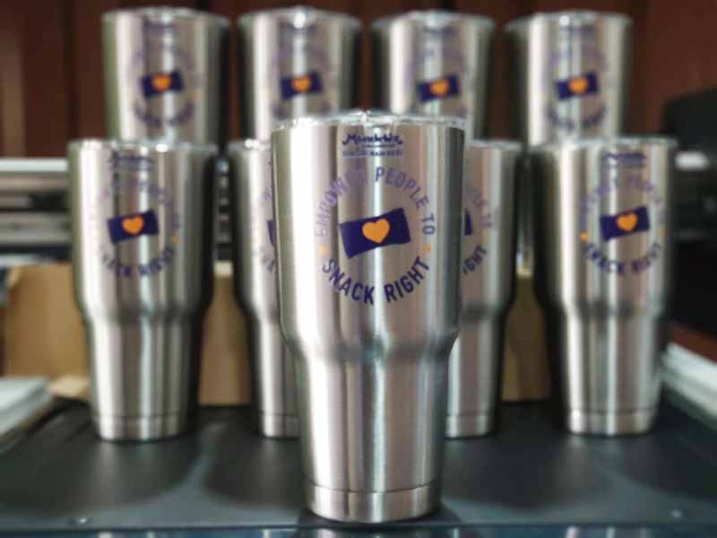 แก้วน้ำ Tumbler สกรีนโลโก้บนปากกับฐานกว้างไม่เท่ากัน