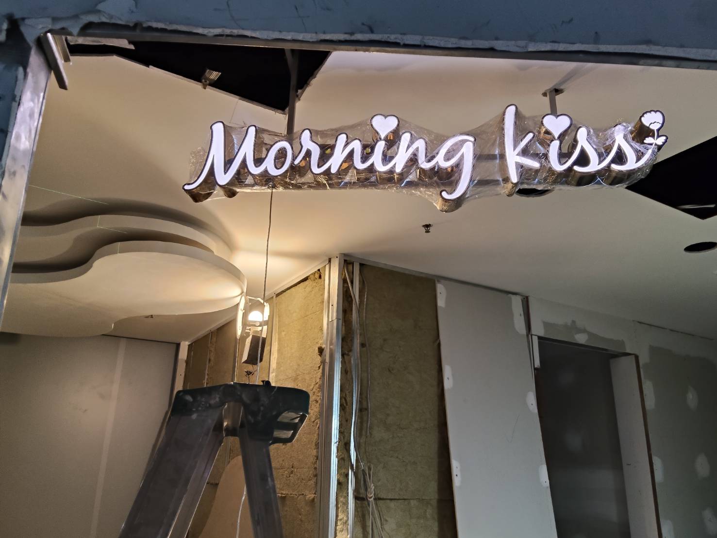 ป้ายนีอักษรโลหะ สแตนเลสไฮไล สี โรสโกล Morning kiss พร้อมติดตั้ง
