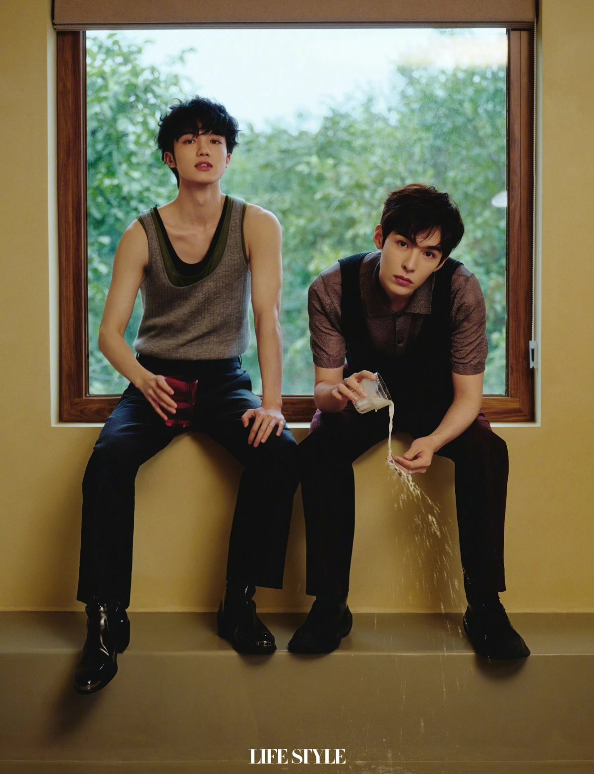 Pre - นิตยสาร 精品购物指南 LifeStyle ลี่เล่อ x หวังอวิ๋นข่าย 2024+การ์ด+โพลารอยด์