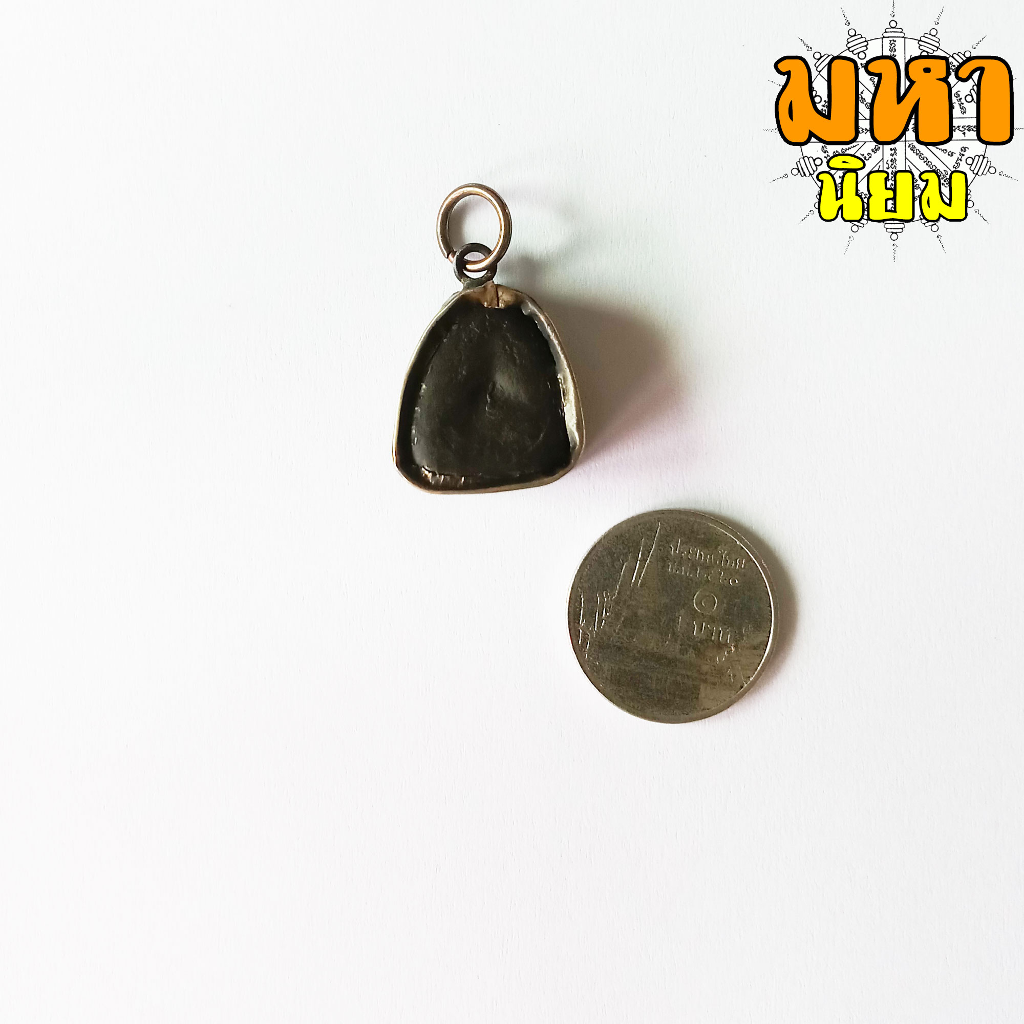 พระปิดตา หลวงพ่อแก้ว วัดเครือวัลย์ จ.ชลบุรี เลี่ยมกรอบโลหะ ไม่ทราบที่มาแน่ชัด