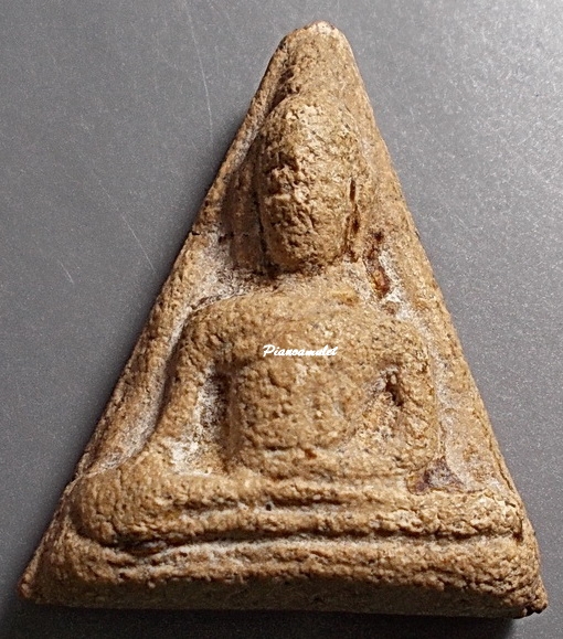นางพญาหลังตัวหนังสือ "อิ กะ วิ ติ" พระครูถิร วัดป่าเลไลย์ สุพรรณบุรี