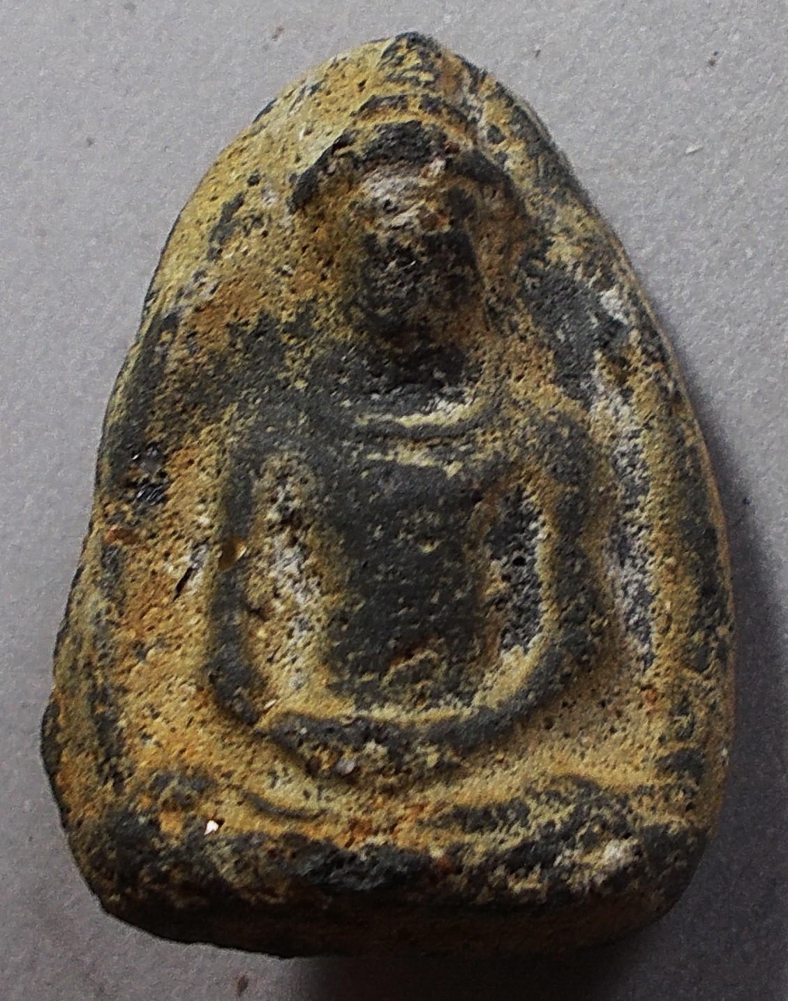 พระร่วงนั่ง บรรจุกริ่ง เนื้อดินสีเขียวอมเทา กรุคลองทรงกระเทียม (ขายแล้ว)