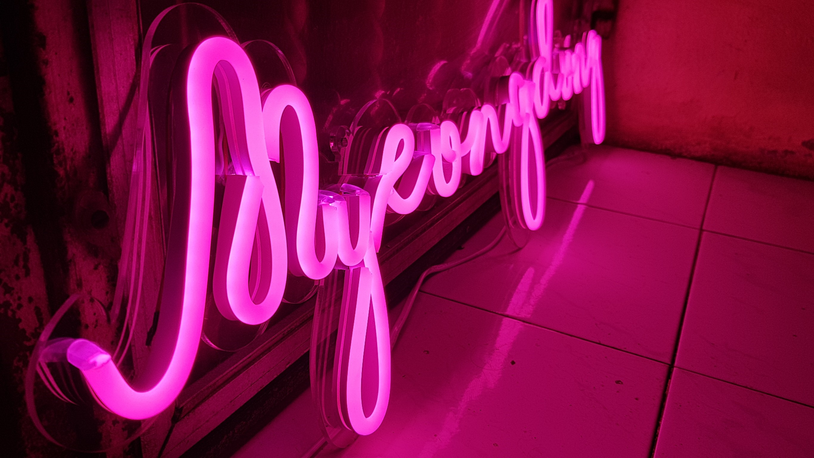 ป้ายไฟ นีออนเฟรค Myeongdong" ไฟสีชมพู ติดลงบนอะคริลิคใส รับผลิตตามรูปแบบที่ต้องการ