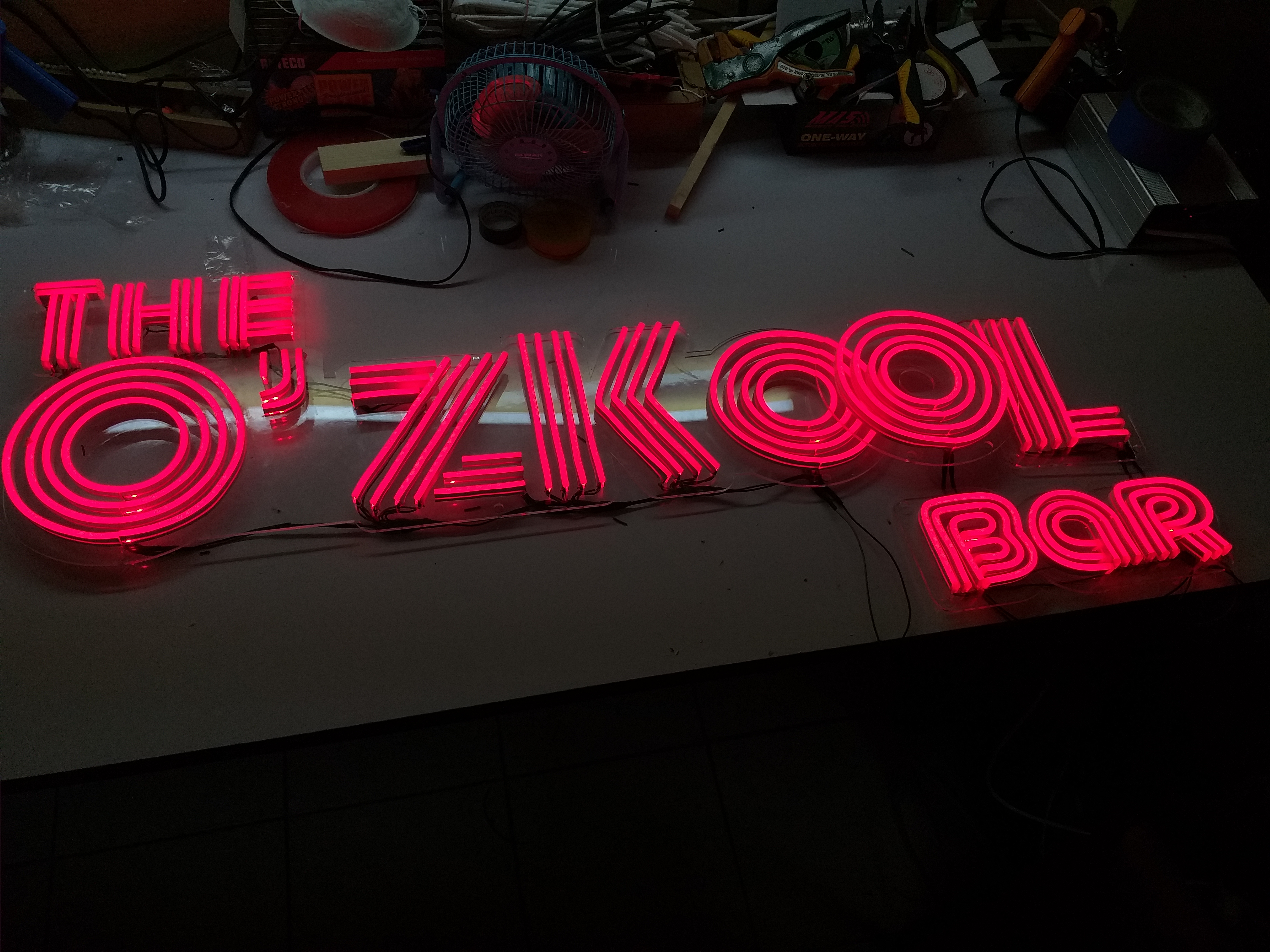 ป้ายไฟนีออนเฟรคสีแดง "THE O'ZKOOL BAR" เปลี่ยนป้ายใหม่เป็นนีออนเฟรค สวยโดดเด่นกว่าเดิม