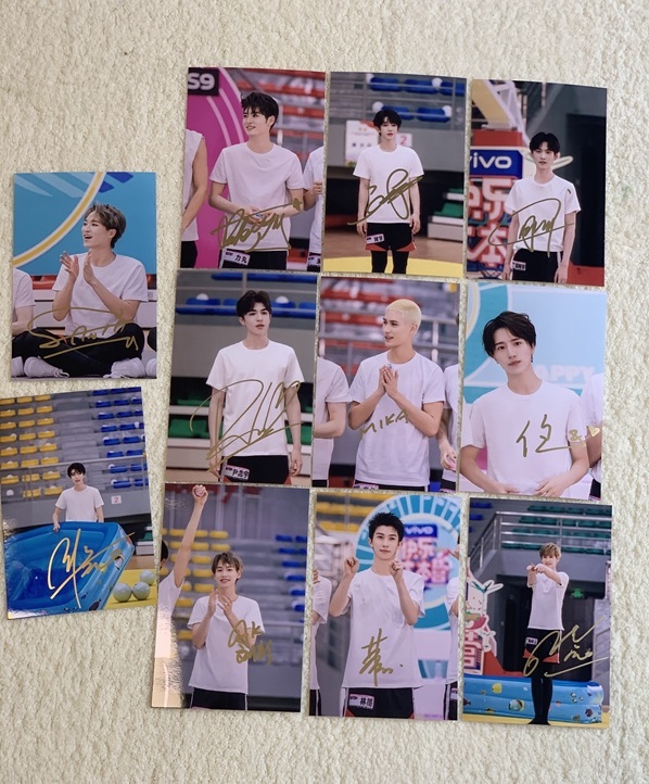Pre - รูปถ่ายที่มีลายเซ็น INTO1