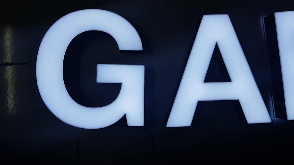 ตัวอักษรไร้คิ้ว ขอบ 3D "GABBA"