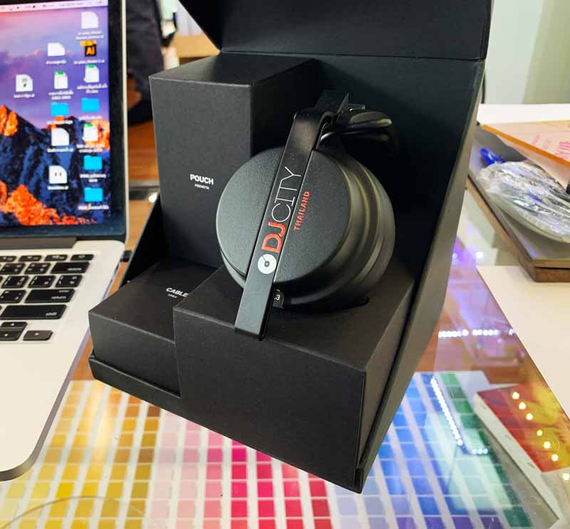 พิมพ์ยูวี สกรีนโลโก้ ชื่อ บนหูฟังสเตอริโอ แบบ Over-Ear