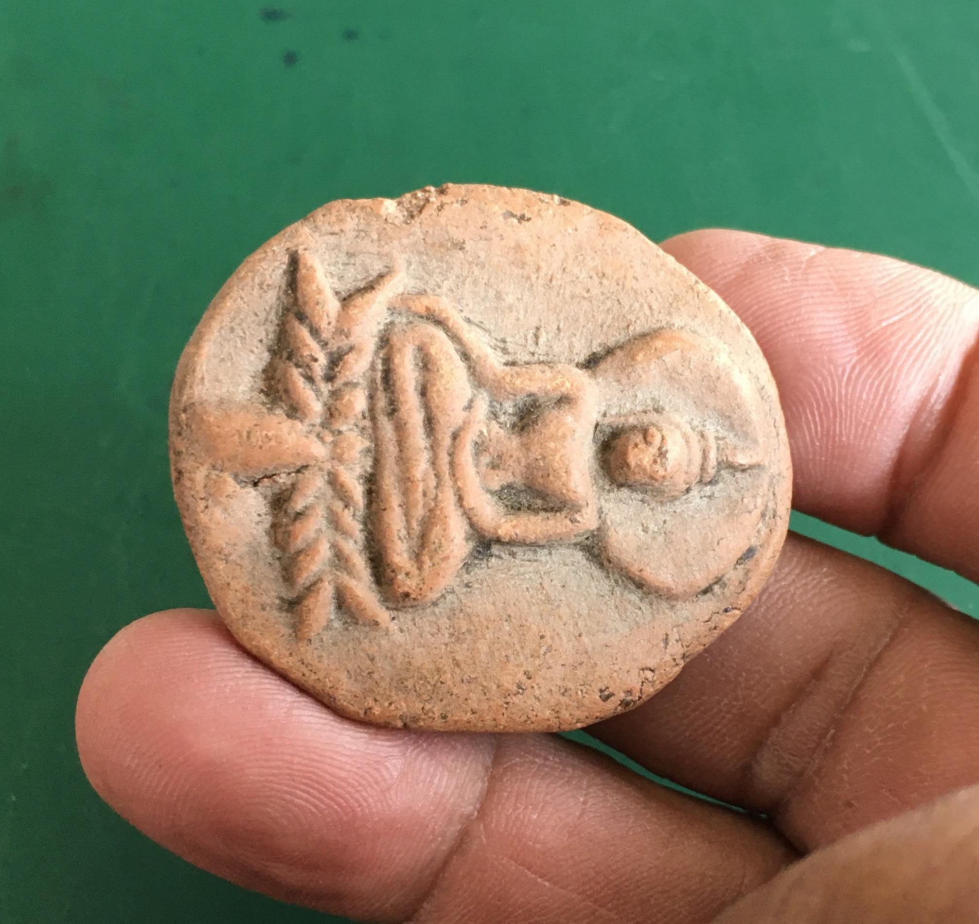 พระขุนแผนใบพุทรา เนื้อดิน กรุวัดใหญ่ชัยมงคล อยุธยา