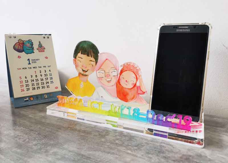 ที่วางของใช้บนโต๊ะทำงาน และวางมือถือ