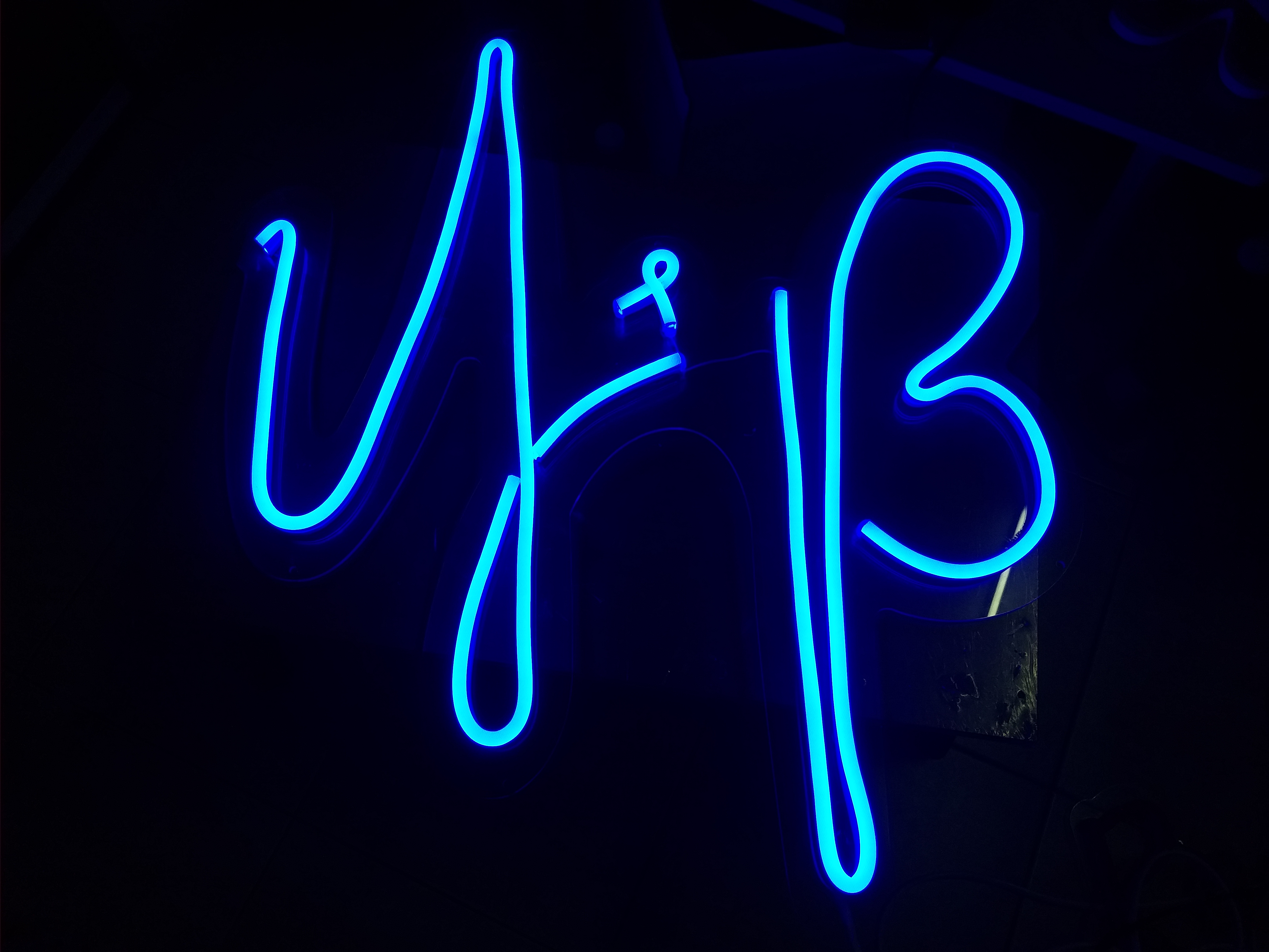 ป้ายไฟ นีออนเฟรค NeonFlex "y&B" ไฟสีขาว ติดลงบนอะคริลิคใส รับผลิตตามรูปแบบที่ต้องการ