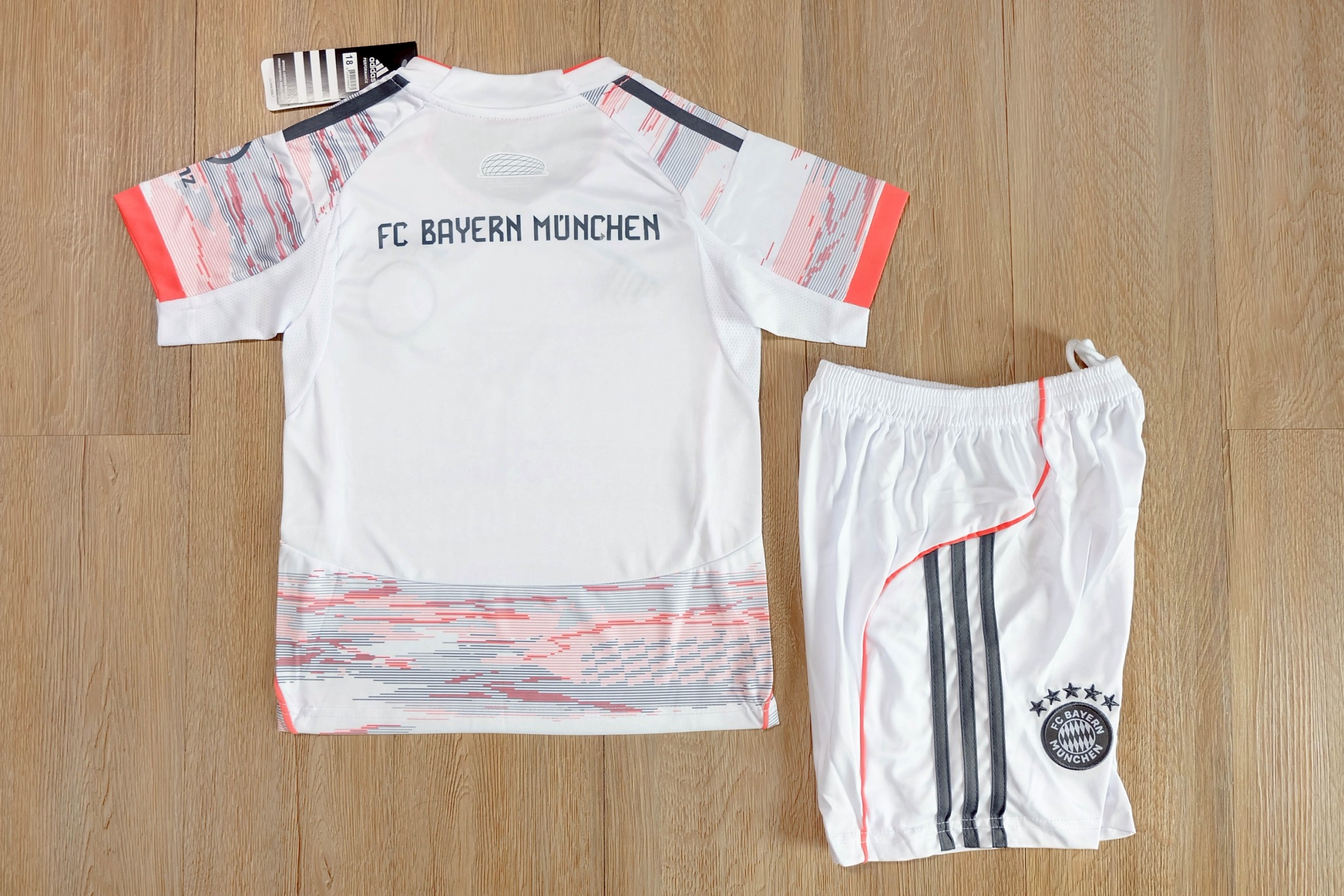 ชุดฟุตบอลเด็ก – 2025-26 ชุดฟุตบอลเด็กบาเยิน เหย้า สำหรับเด็ก Fans Edition เกรดแฟนบอล Size 18-28