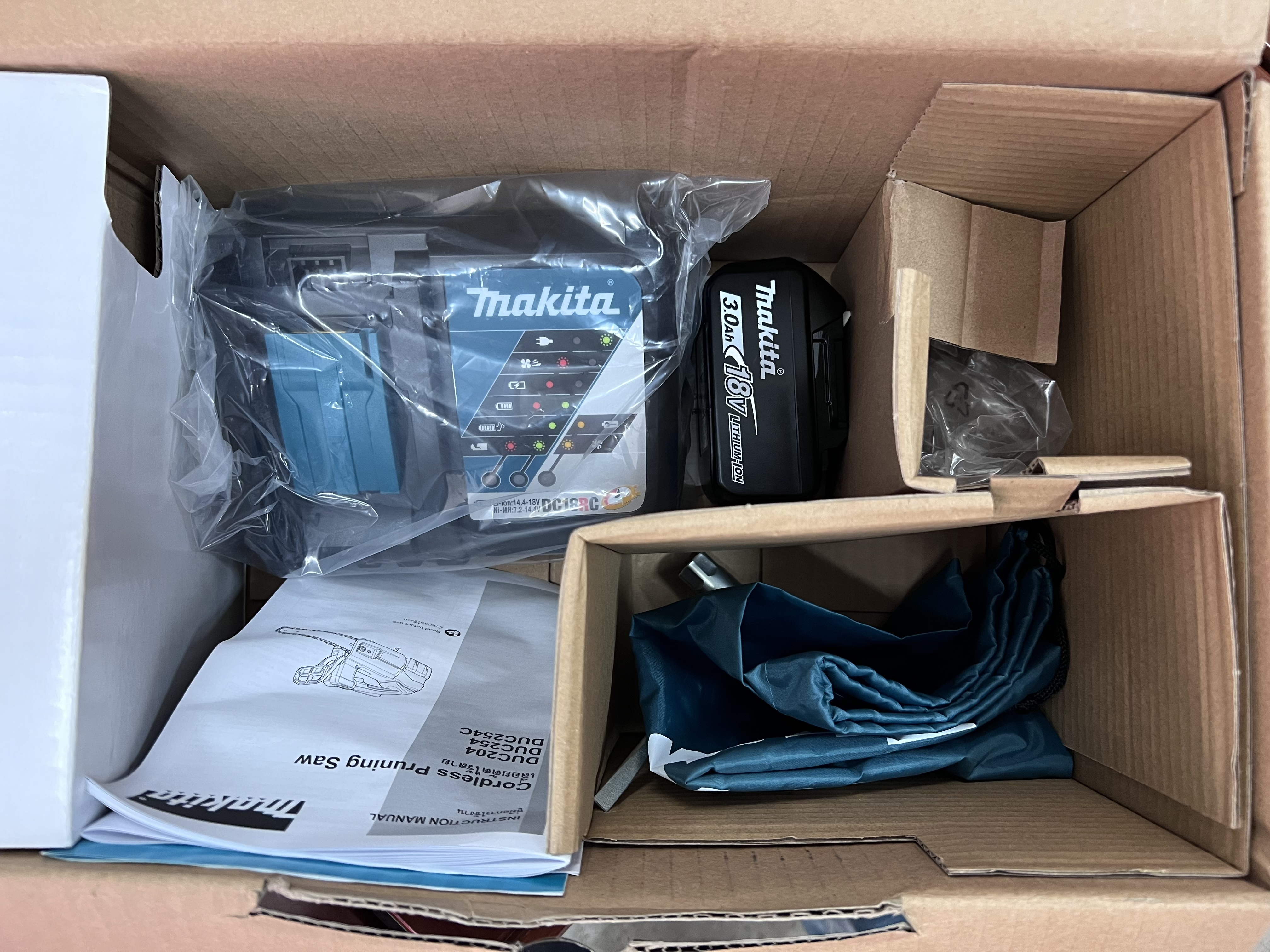 [CLT-FS] เลื่อยโซ่แบตเตอรี่ไร้สาย Makita รุ่น DUC254RF รวมแท่นชาร์จและแบตเตอรี่พร้อมใช้งาน