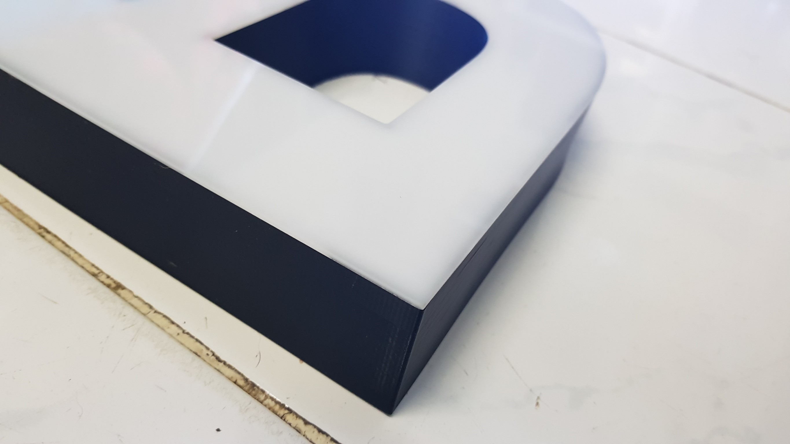 ตัวอักษรไร้คิ้ว ขอบ 3D "GABBA"