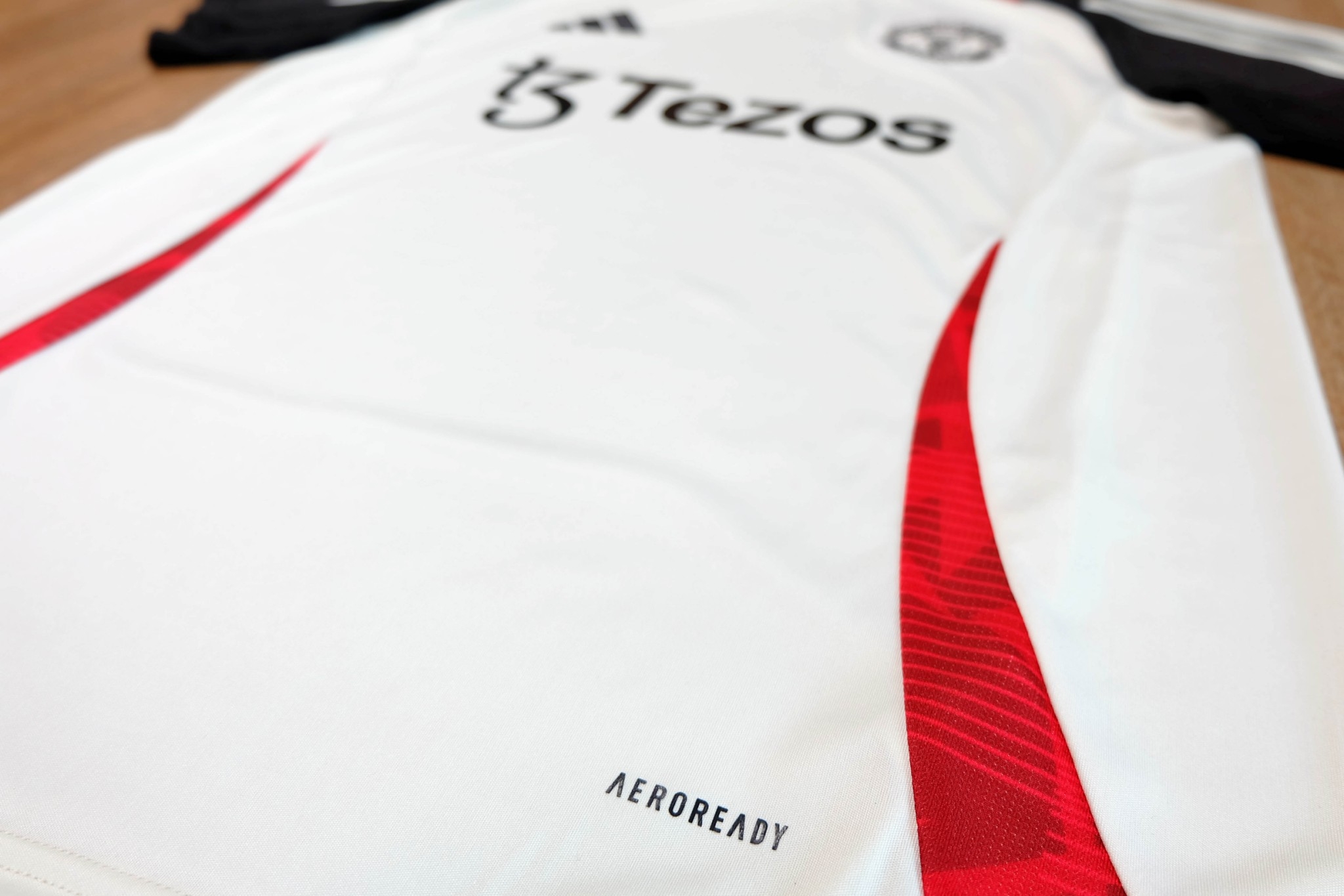 2025-26 เสื้อฟุตบอลเเมนยู ชุดซ้อม สีขาว สำหรับผู้ชาย Fans Edition เกรดแฟนบอล SIZE S-2XL