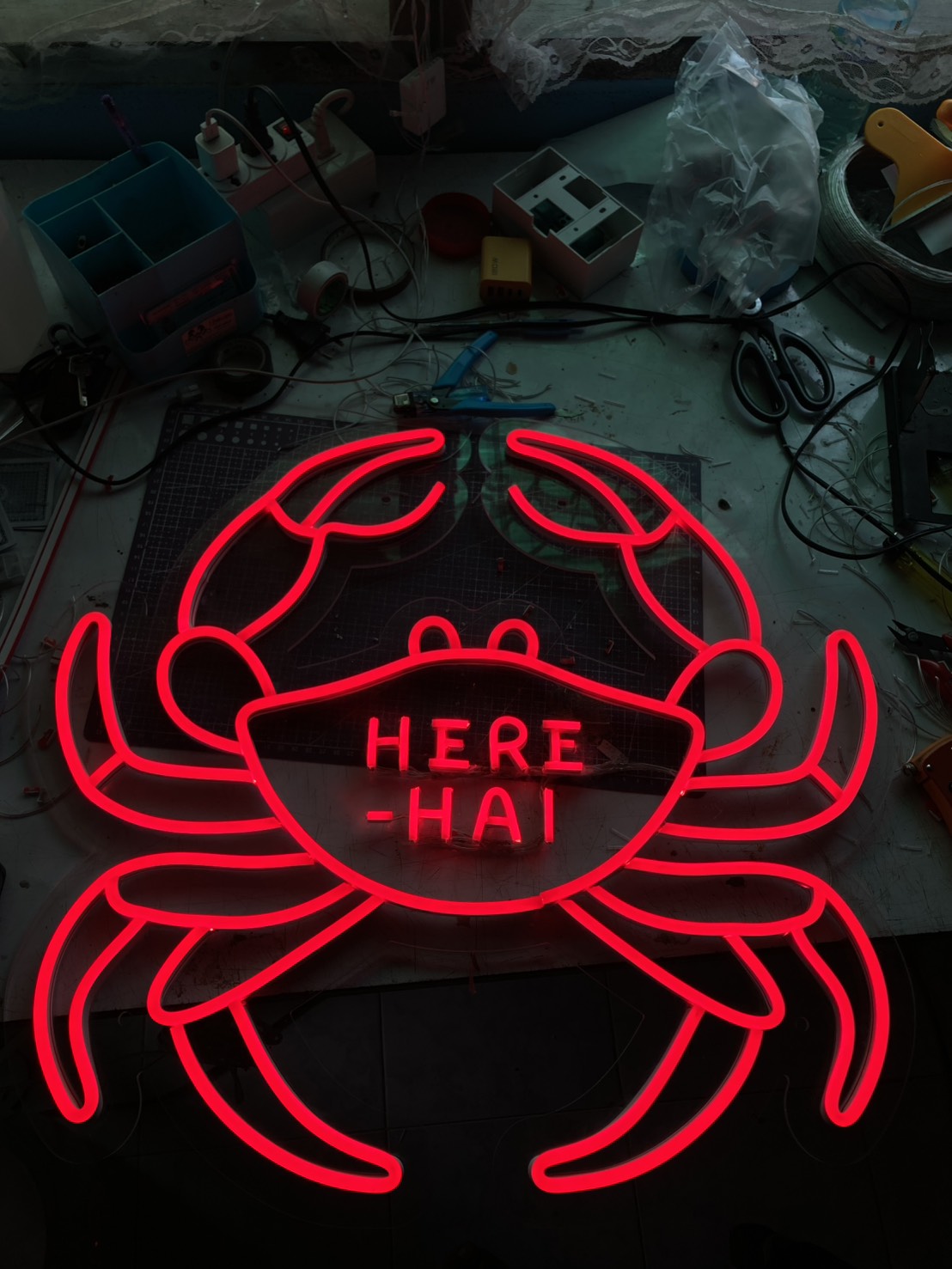 ป้ายนีออนฟรค สีแดง ภาพปู HERE-HAI