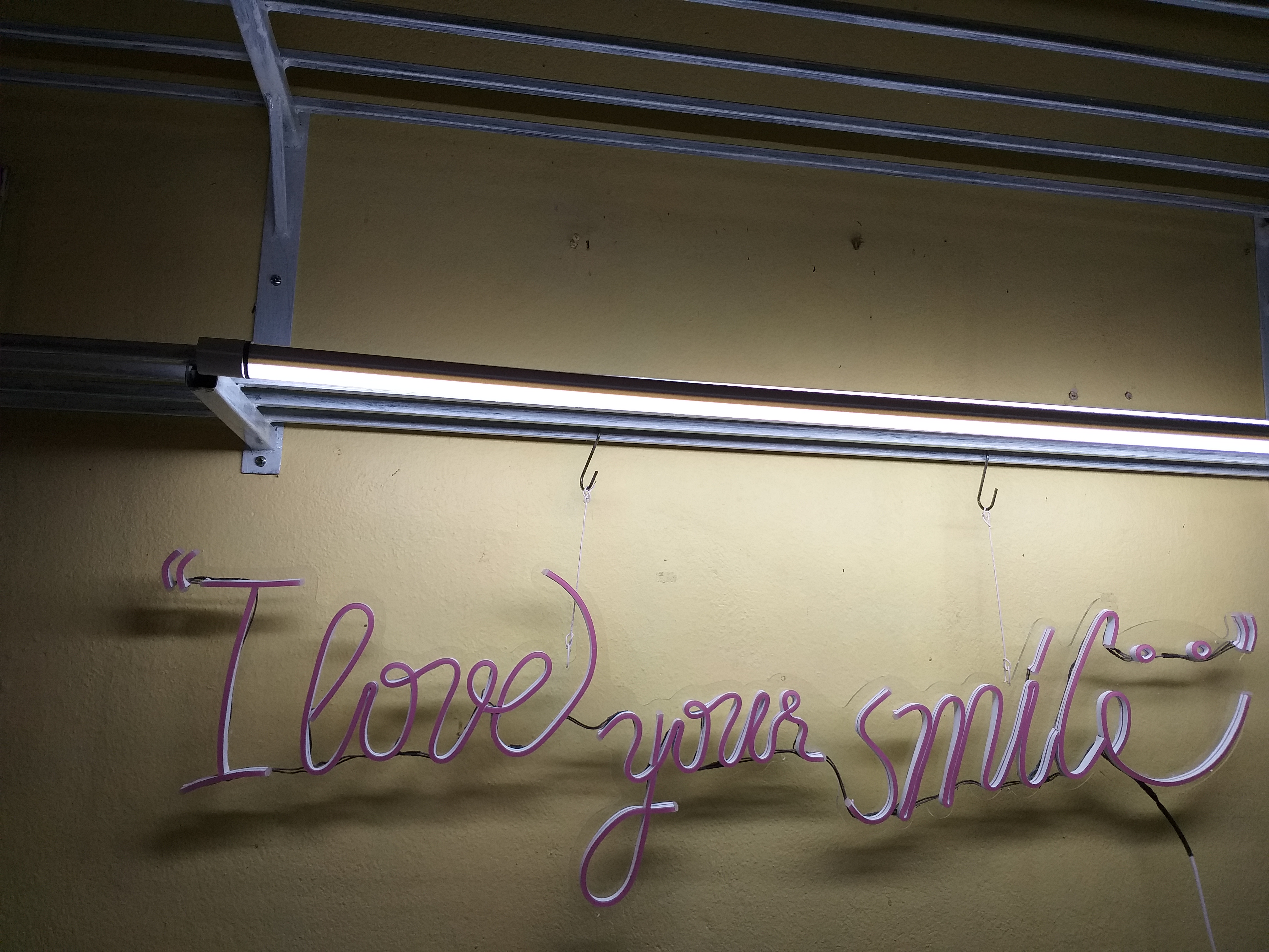 ไฟนีออนเฟรคสีชมพู "I love your smile"