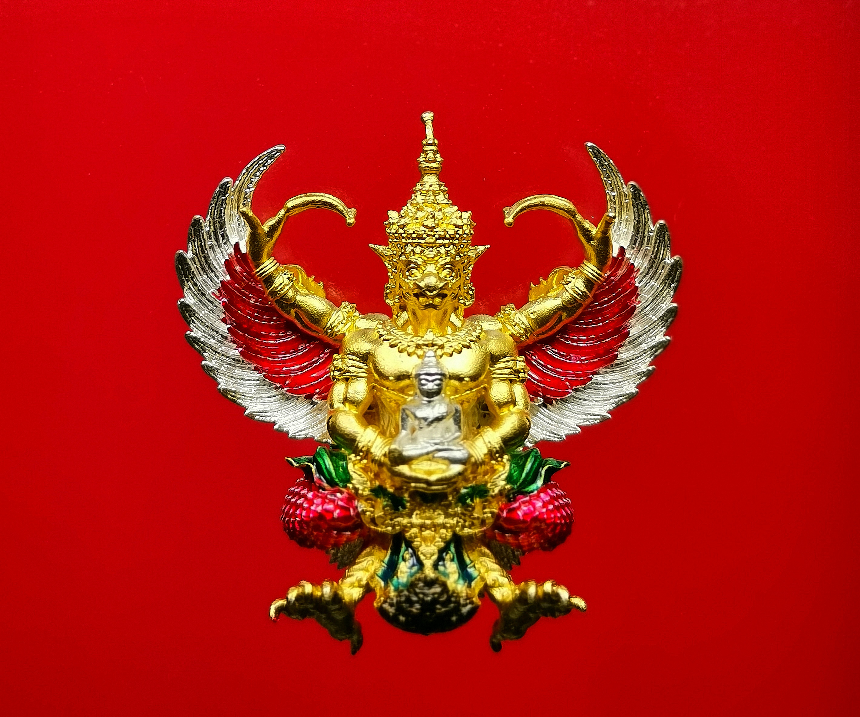 พญาครุฑธานุภาพ รุ่น เศรษฐีเงินไหลมา เนื้อลงยาแดงเขียว พิมพ์กลาง (ชุดกรรมการ) วัดพระธาตุ นครศรีธรรมราช