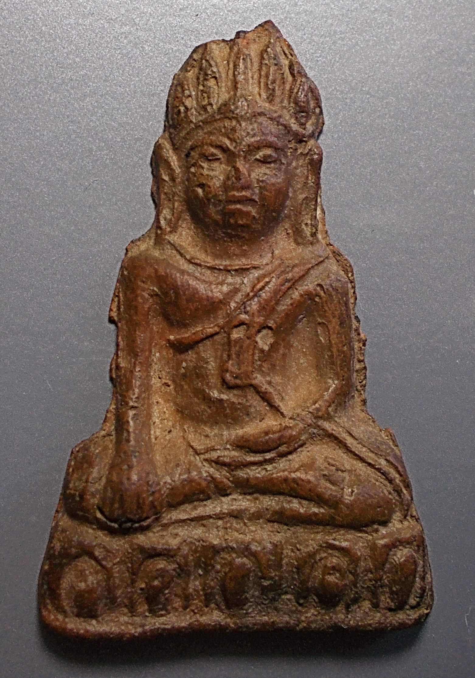 พระเทริดขนนก เนื้อดิน