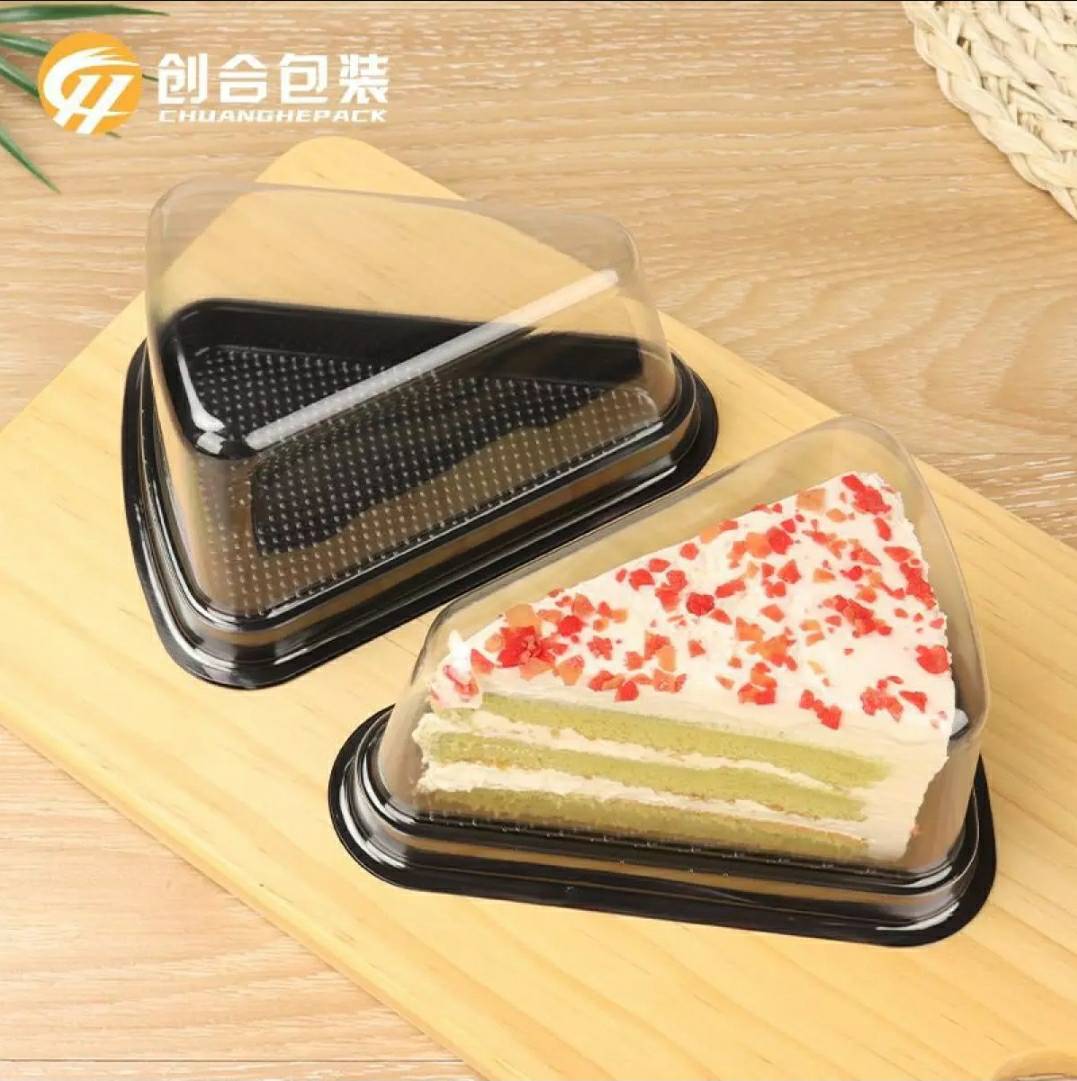 กล่องเค้กสามเหลี่ยมพลาสติก เบอร์ A03 สูง 7.5ซม. ฐานสีดำ ฝาใส (แพ็คละ 50 ใบ)