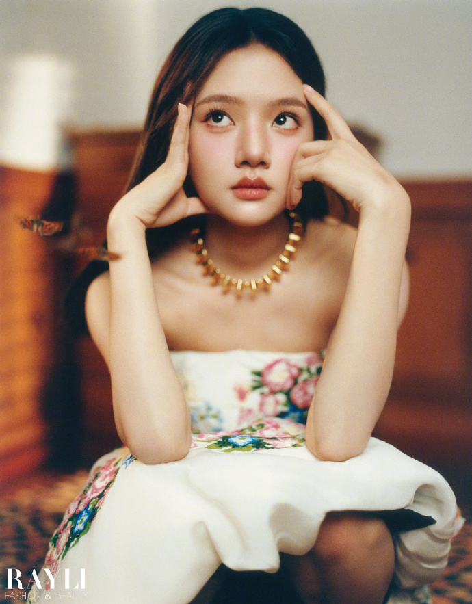 Pre - นิตยสาร 瑞丽服饰美容 Ruili/ Rayli เหรินหมิ่น RenMin 12/2024