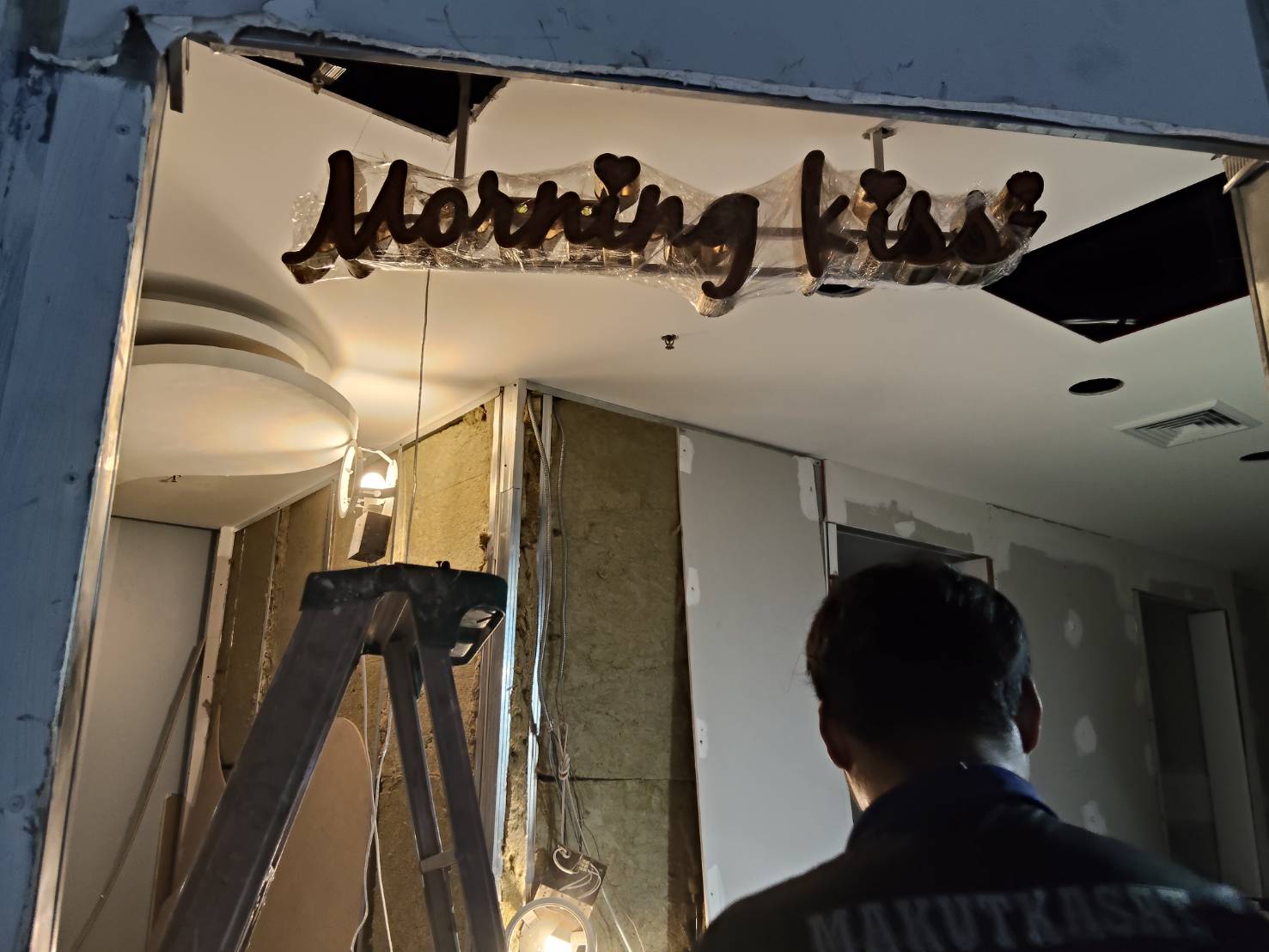 ป้ายนีอักษรโลหะ สแตนเลสไฮไล สี โรสโกล Morning kiss พร้อมติดตั้ง