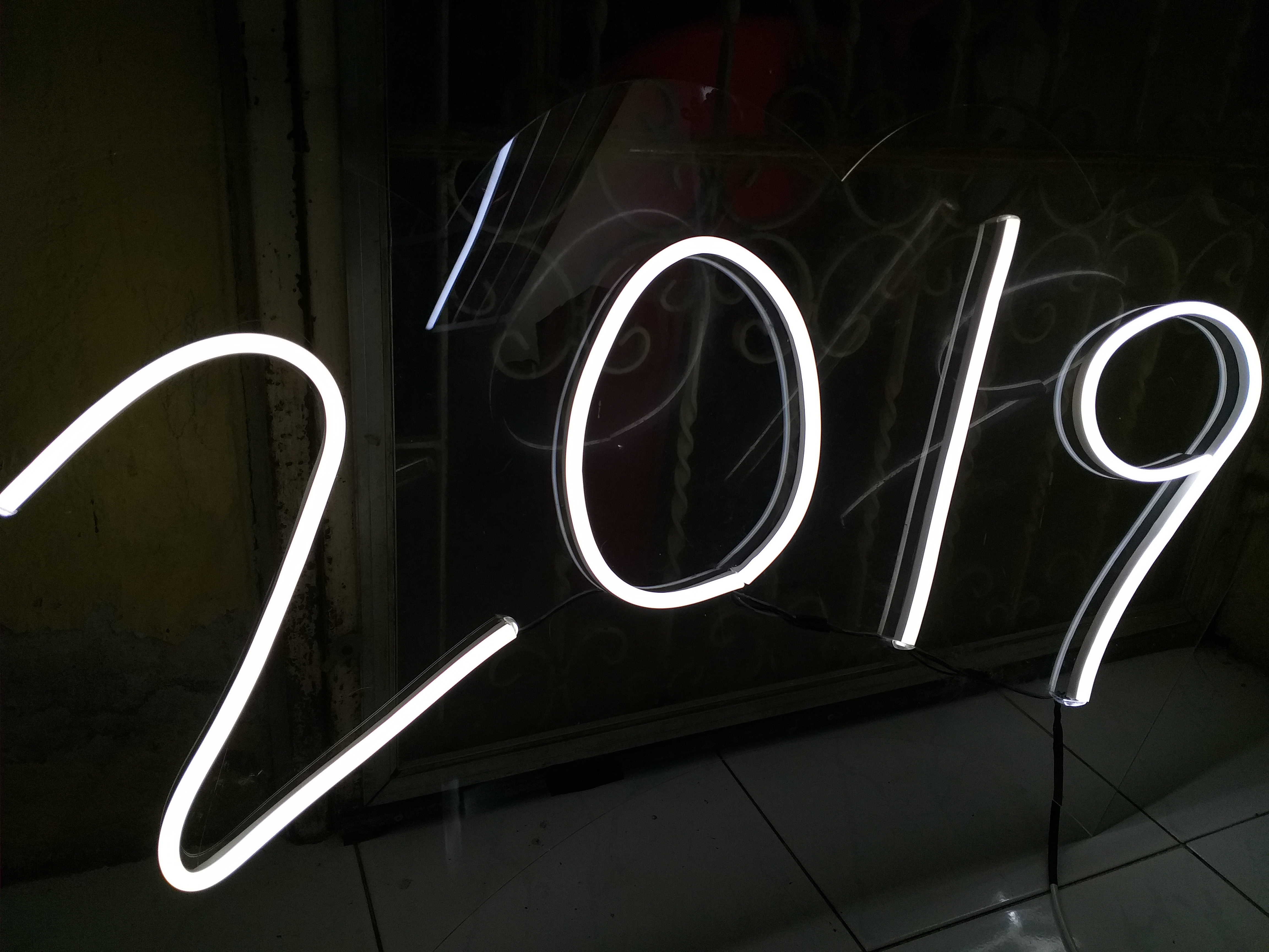 ไฟนีออนเฟรคเทศกาลปีใหม่ "2019"