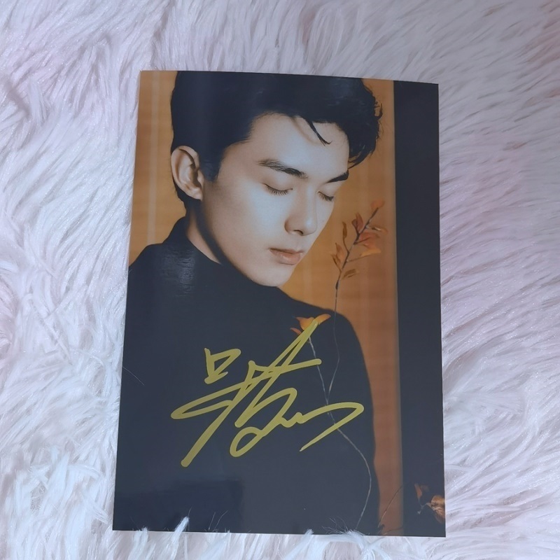 Pre - รูปถ่ายที่มีลายเซ็น WuLei #อู๋เหลย 6 นิ้ว